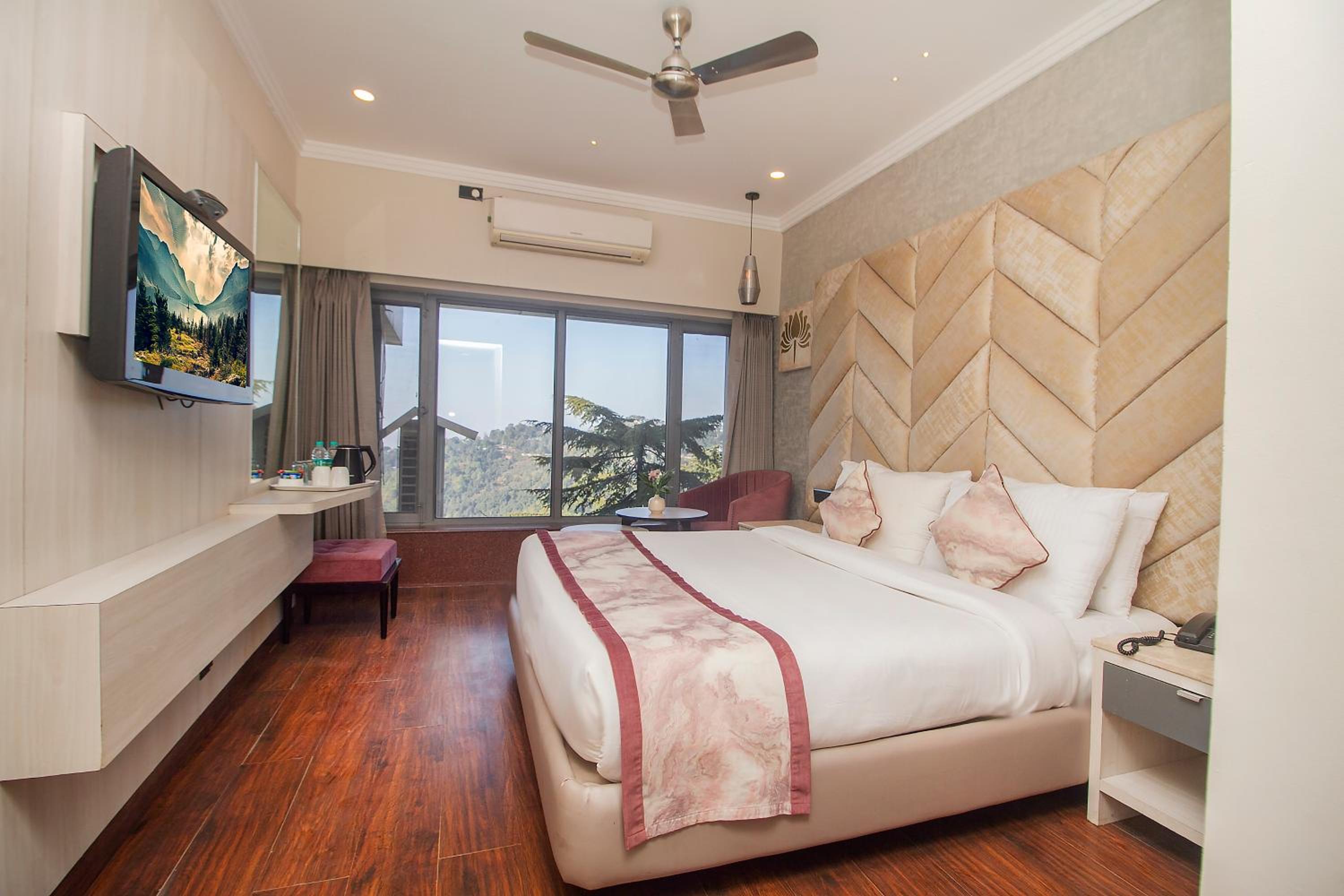 Deluxe Room with Valley View - Photo 6
