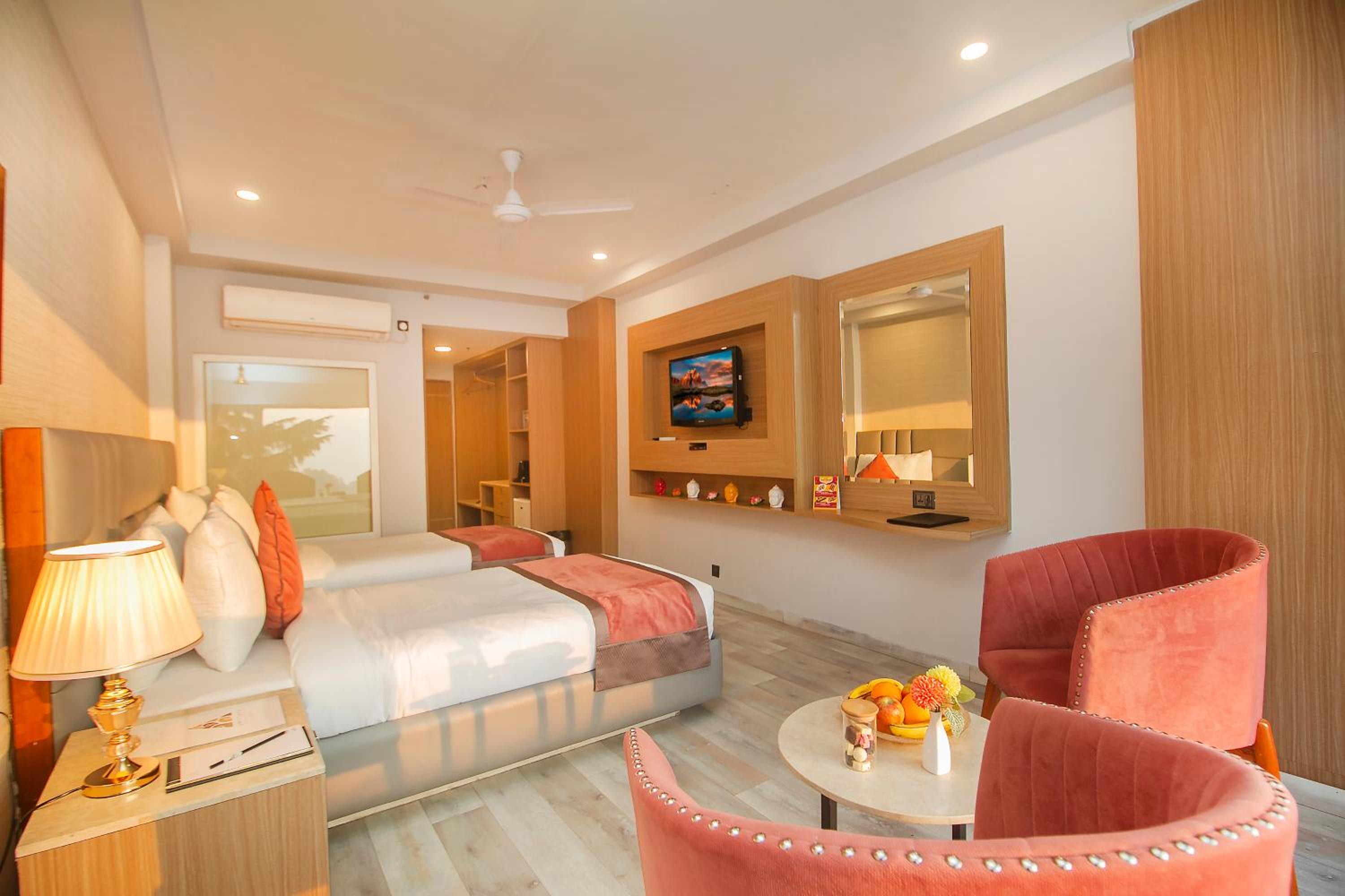 Superior Room with Mall Road View - Photo 11