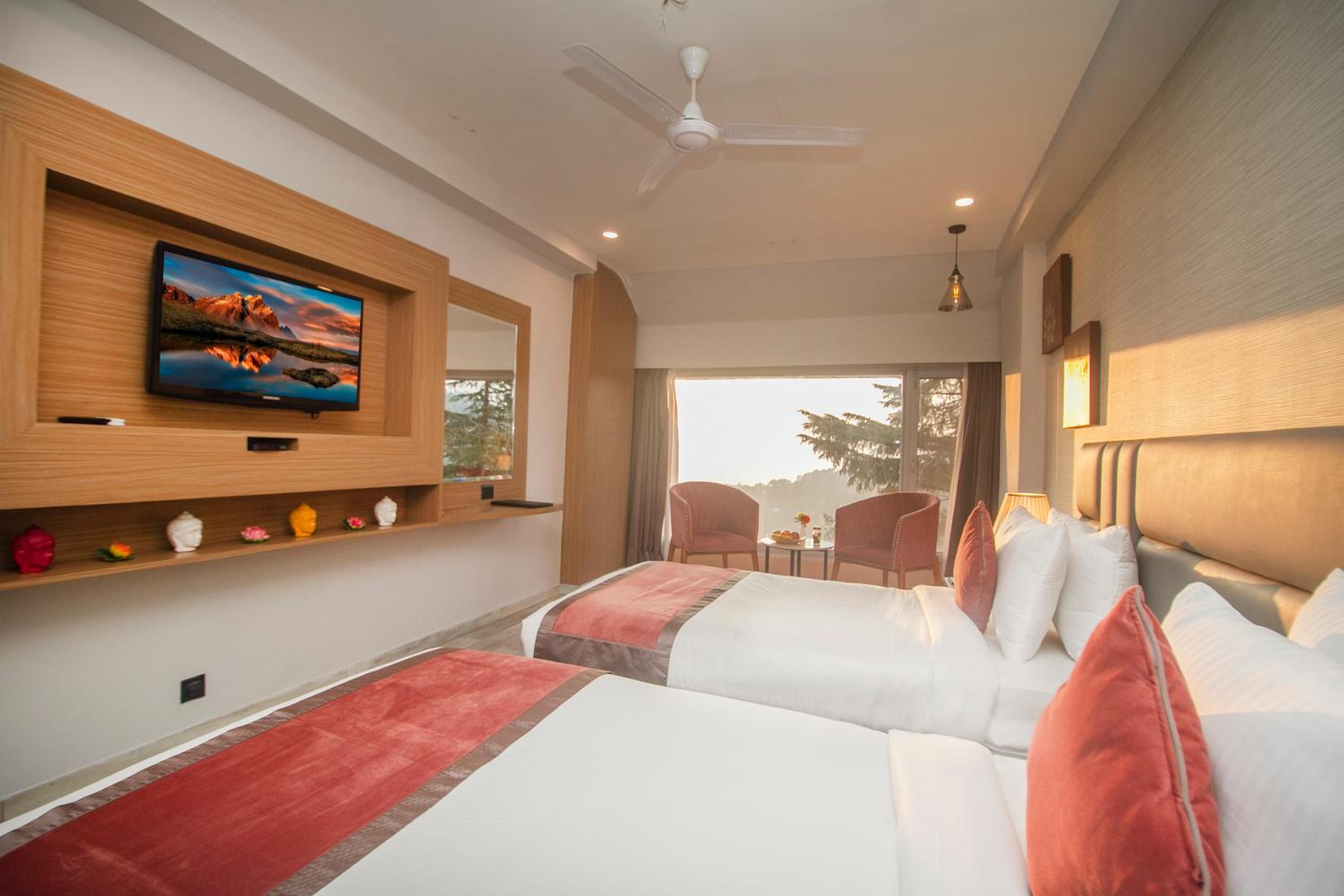 Superior Room with Mall Road View - Photo 10