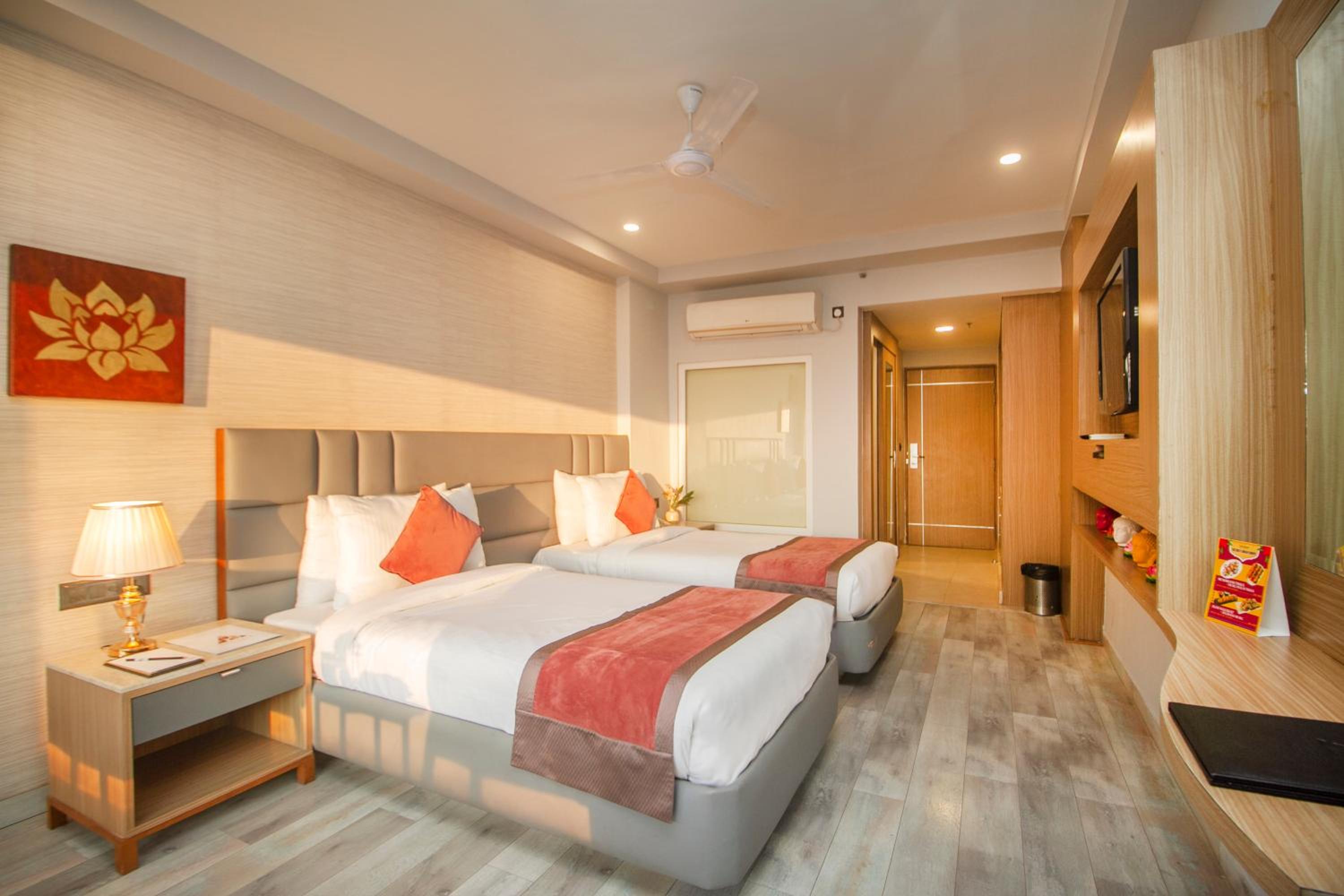 Superior Room with Mall Road View - Photo 9