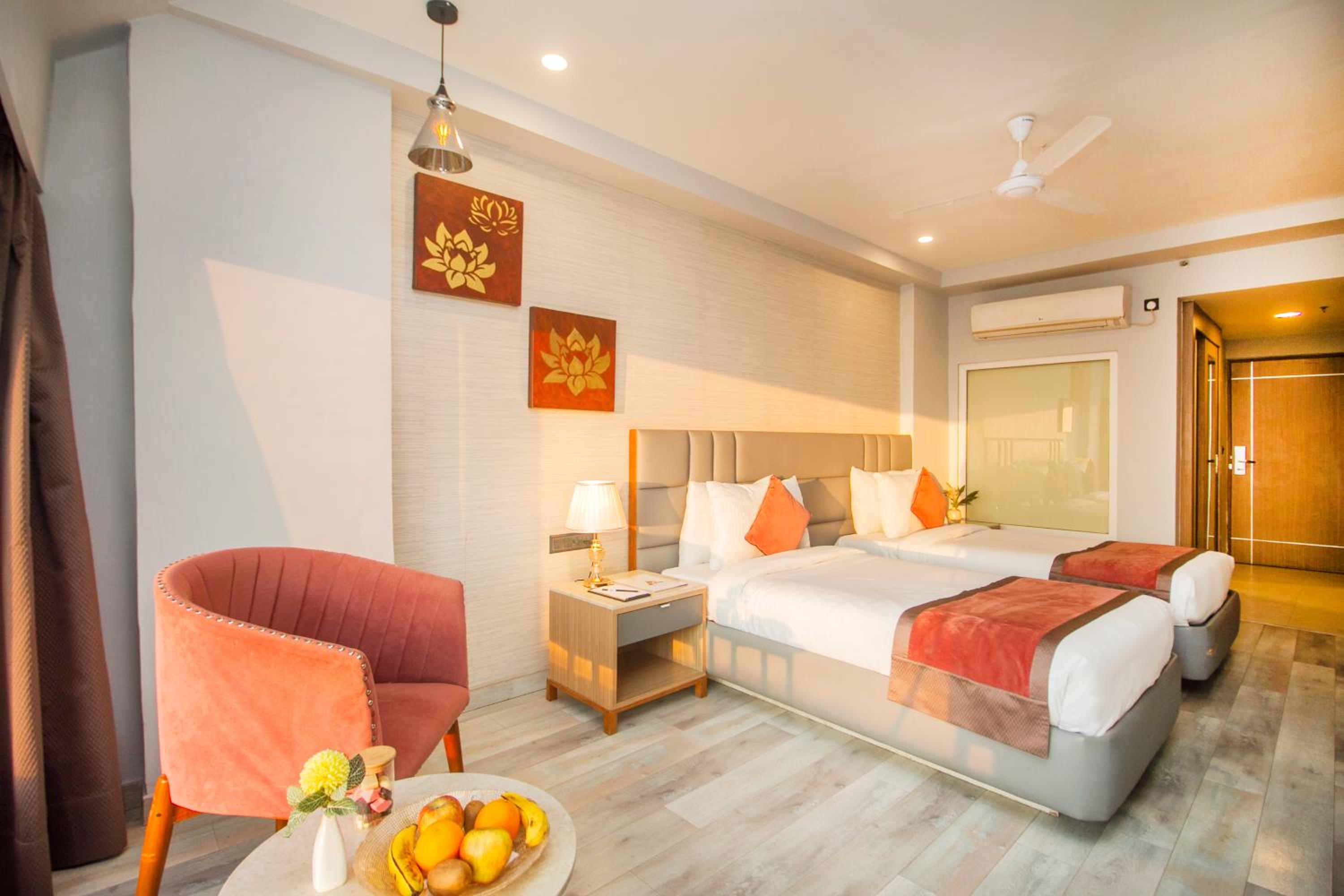 Superior Room with Mall Road View - Photo 3