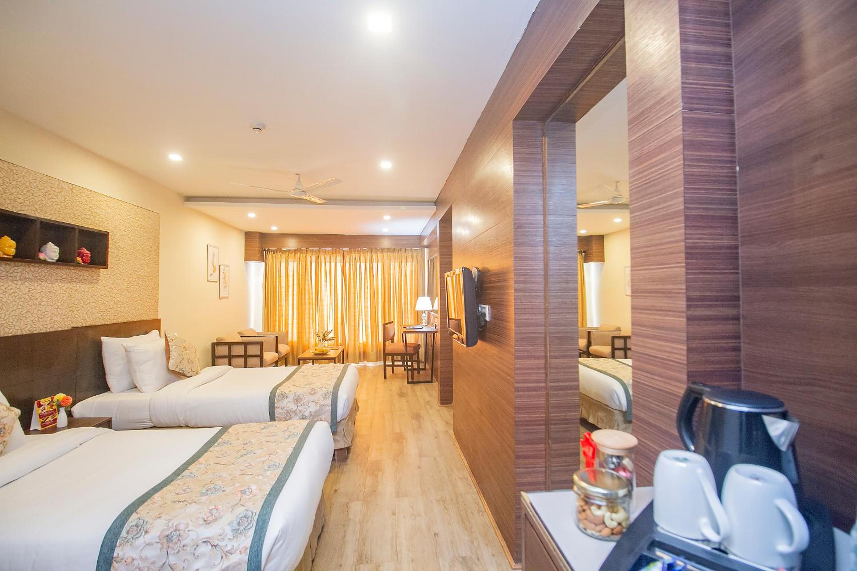 Superior Room with Mall Road View - Photo 12