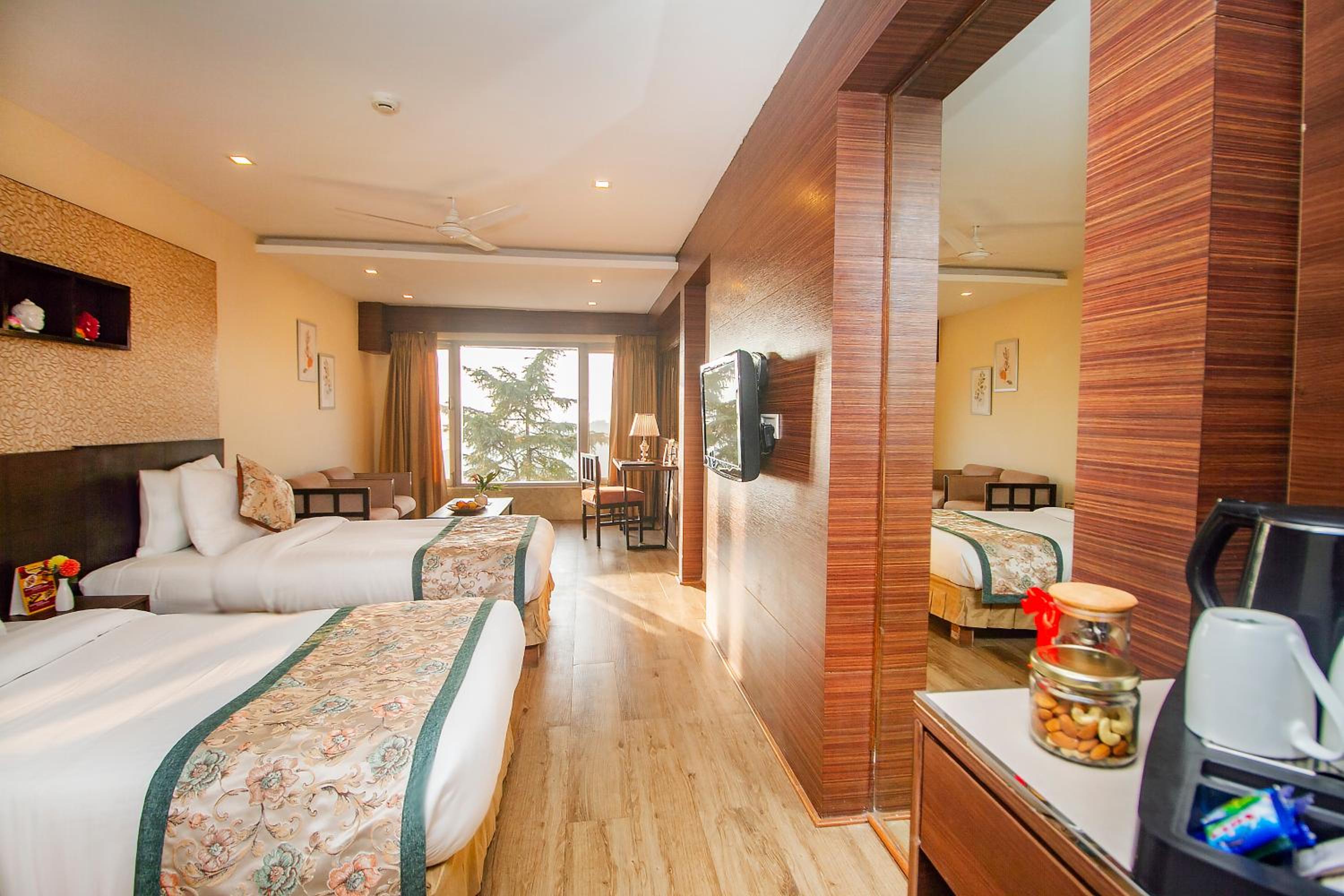 Superior Room with Mall Road View - Photo 5