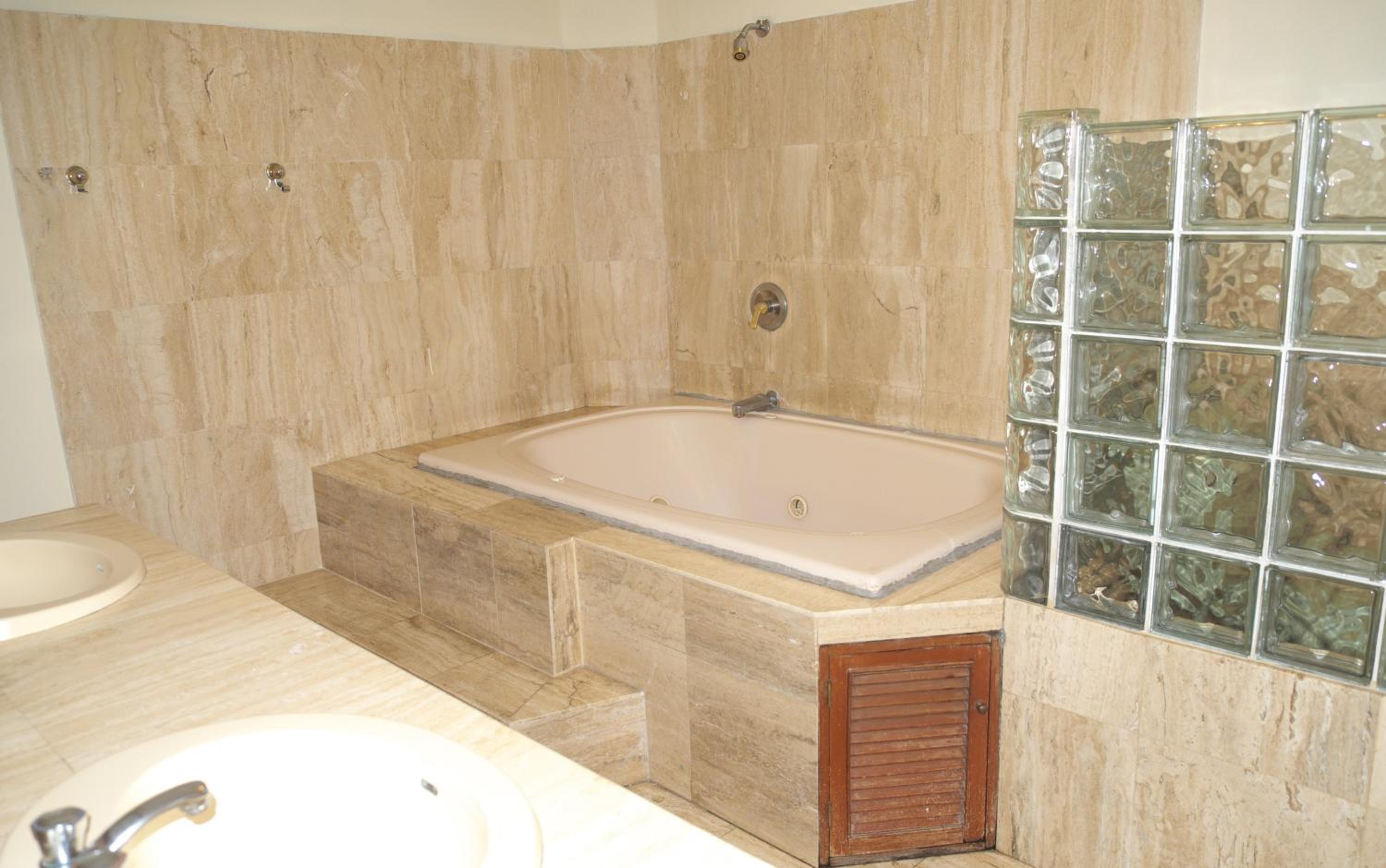 Deluxe King Suite with Jacuzzi photo 3
