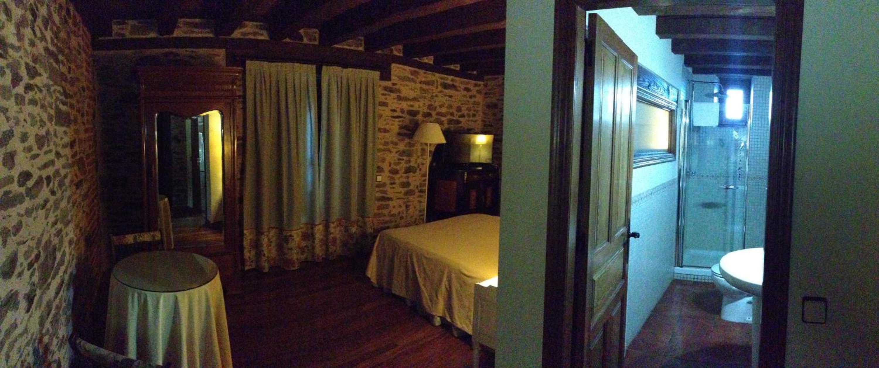 Double or Twin Room - Photo 6