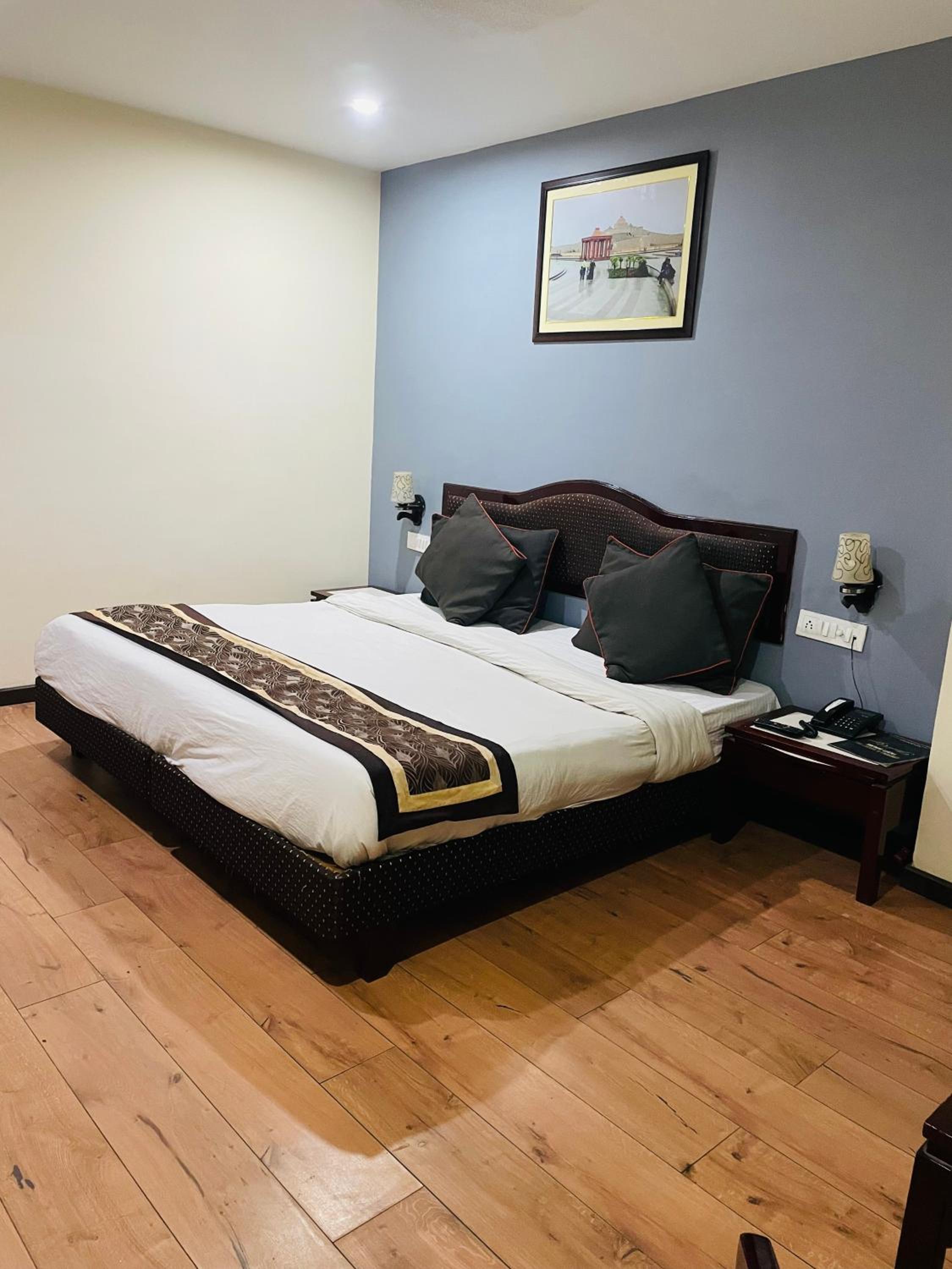Deluxe Double Room (2 Adults + 1 Child) photo 1