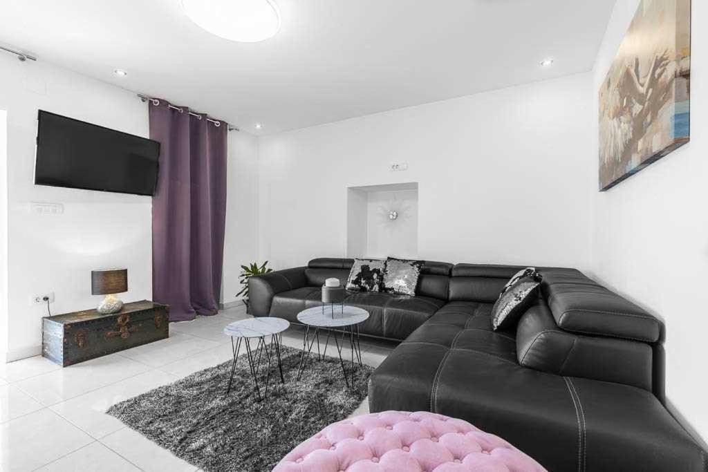 Five-Bedroom House photo 1