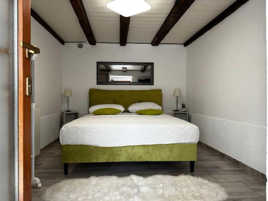 Five-Bedroom House photo 3