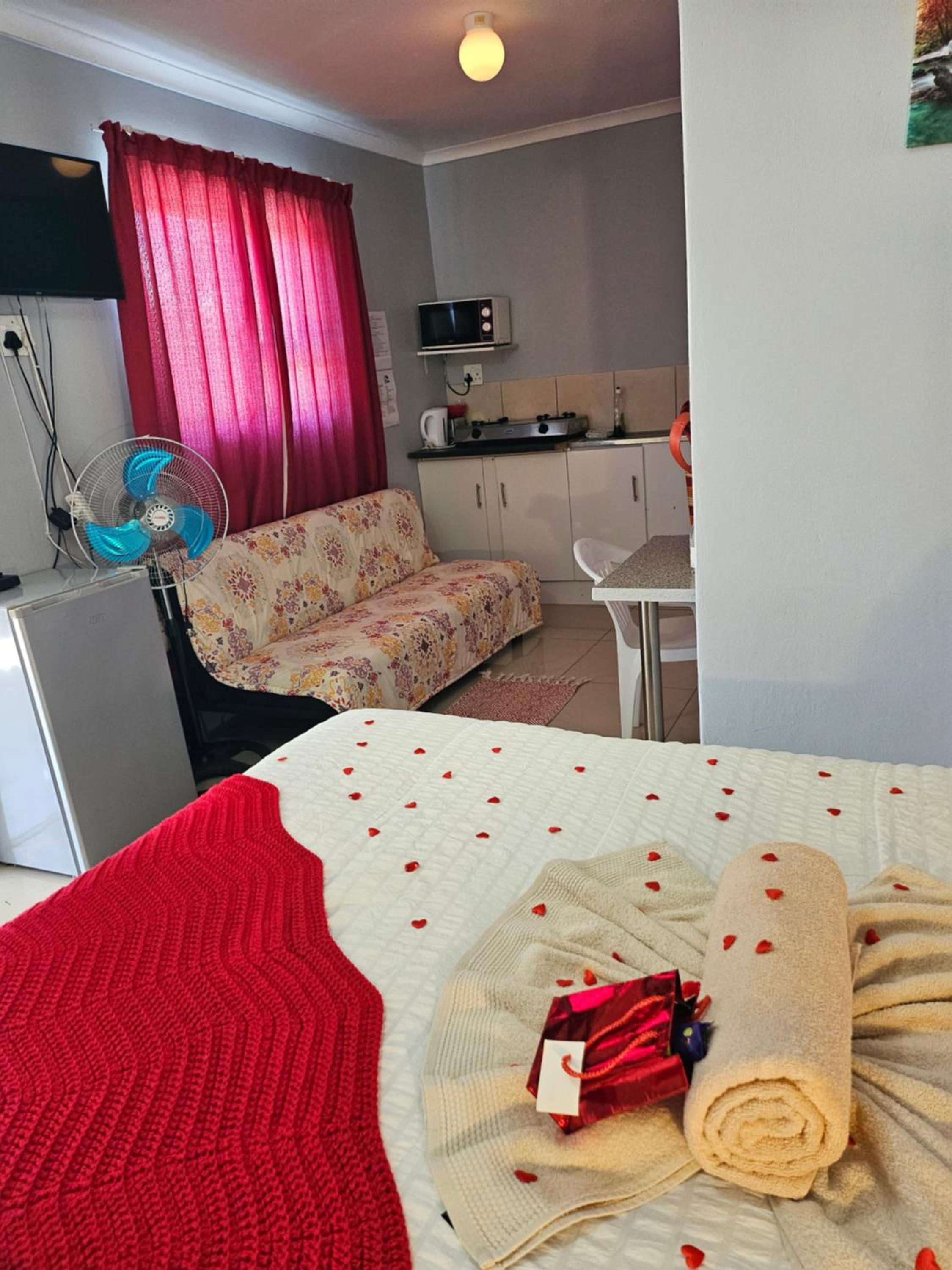 Deluxe Double Room (2 Adults + 1 Child) - Photo 5