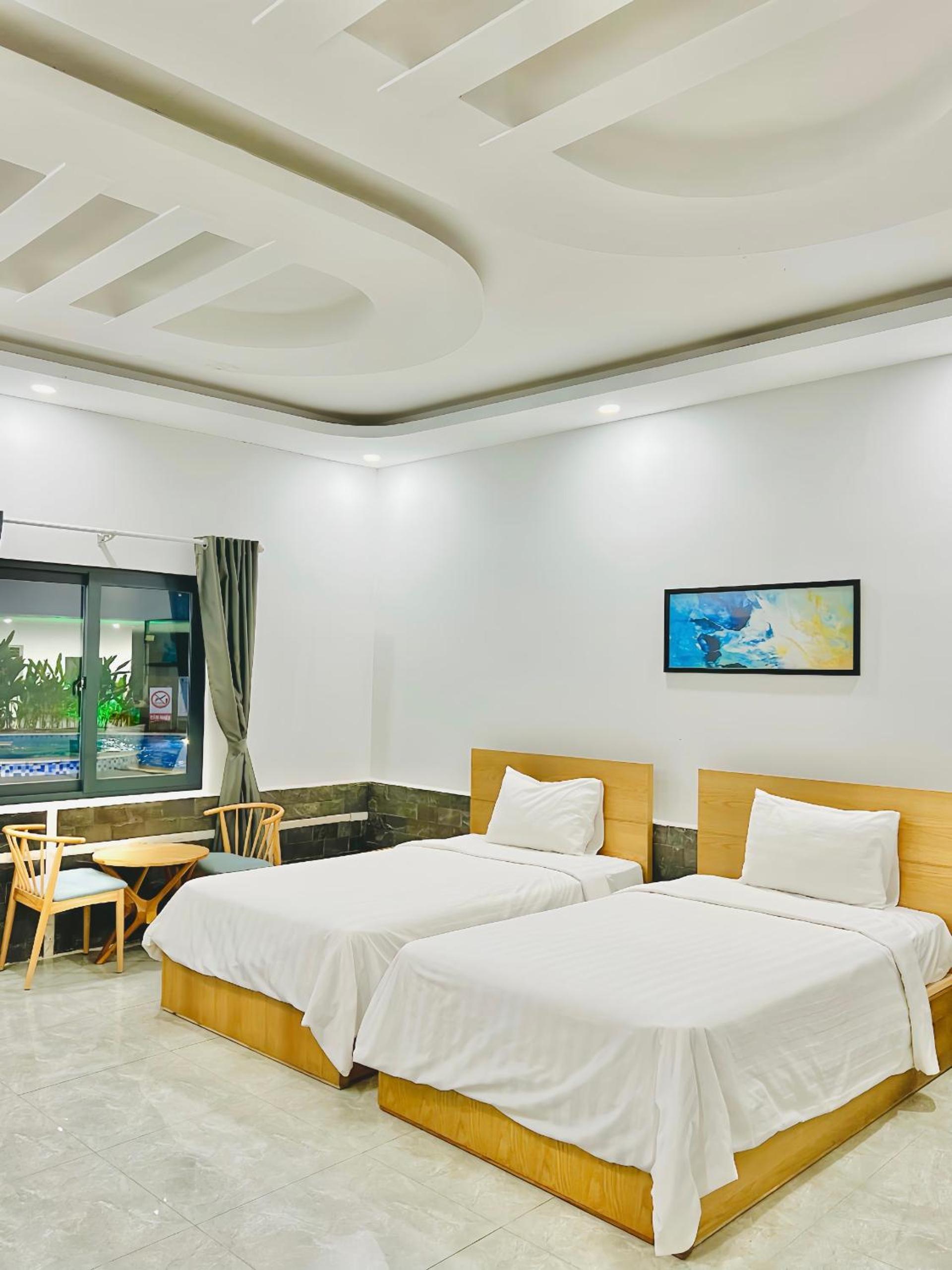 Twin Room with Pool View - Photo 10