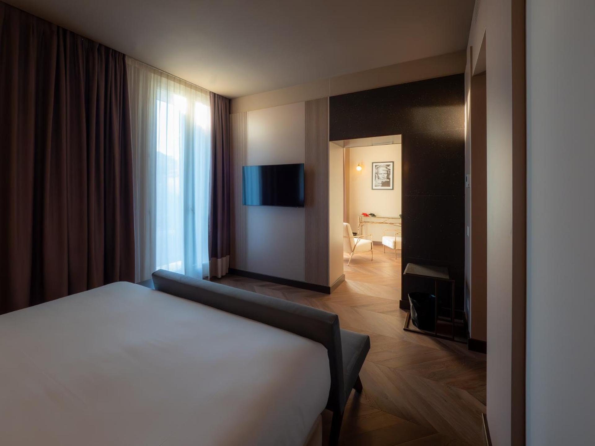 Suite with King Bed - Non-Smoking