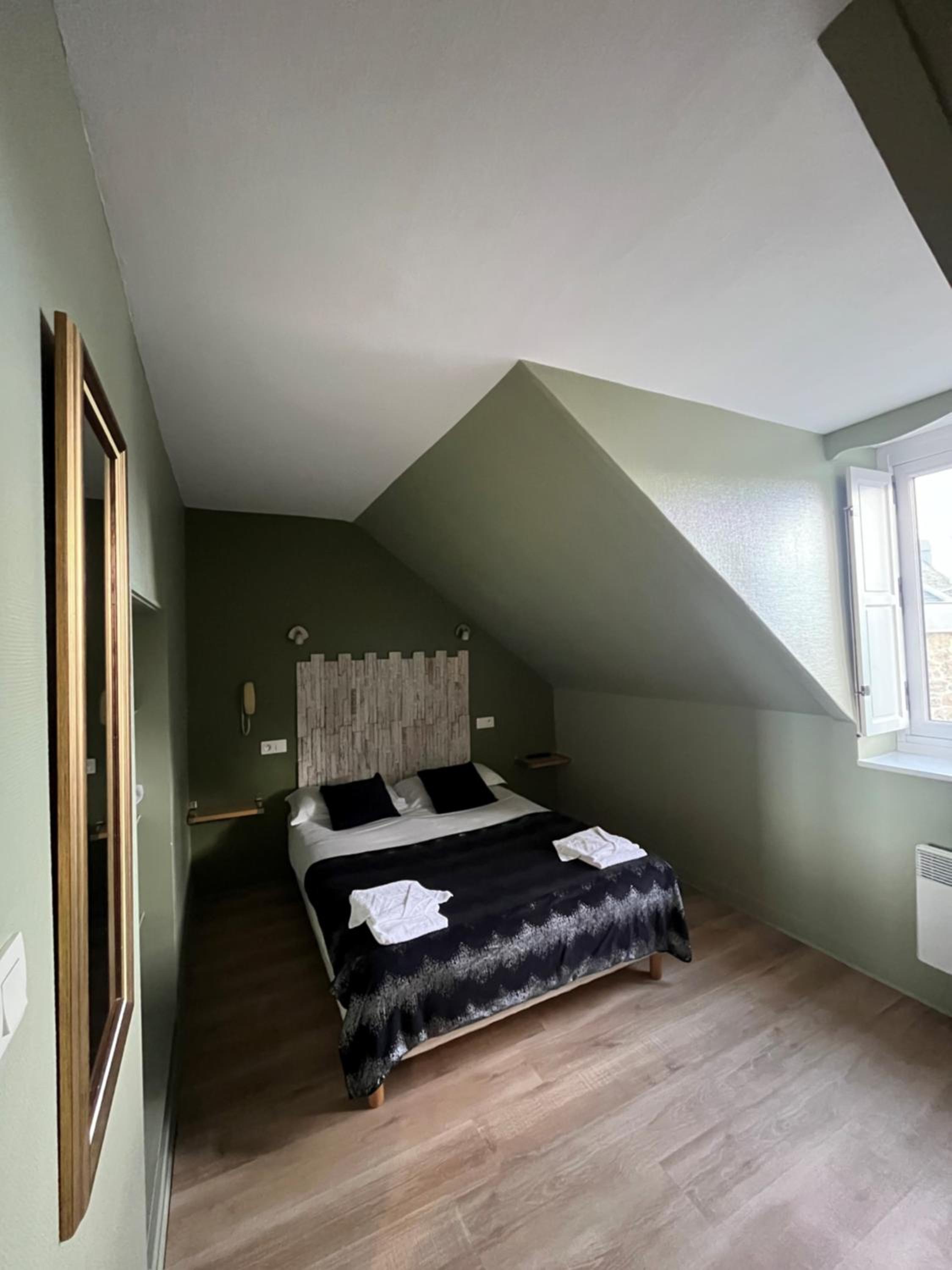 Small Mansard Room - Photo 6