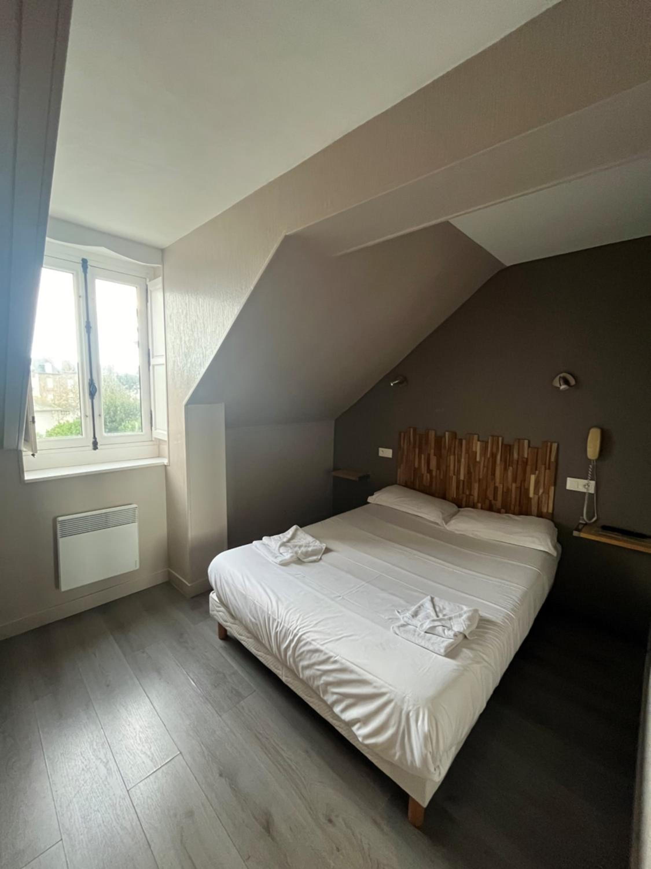 Small Mansard Room - Photo 5