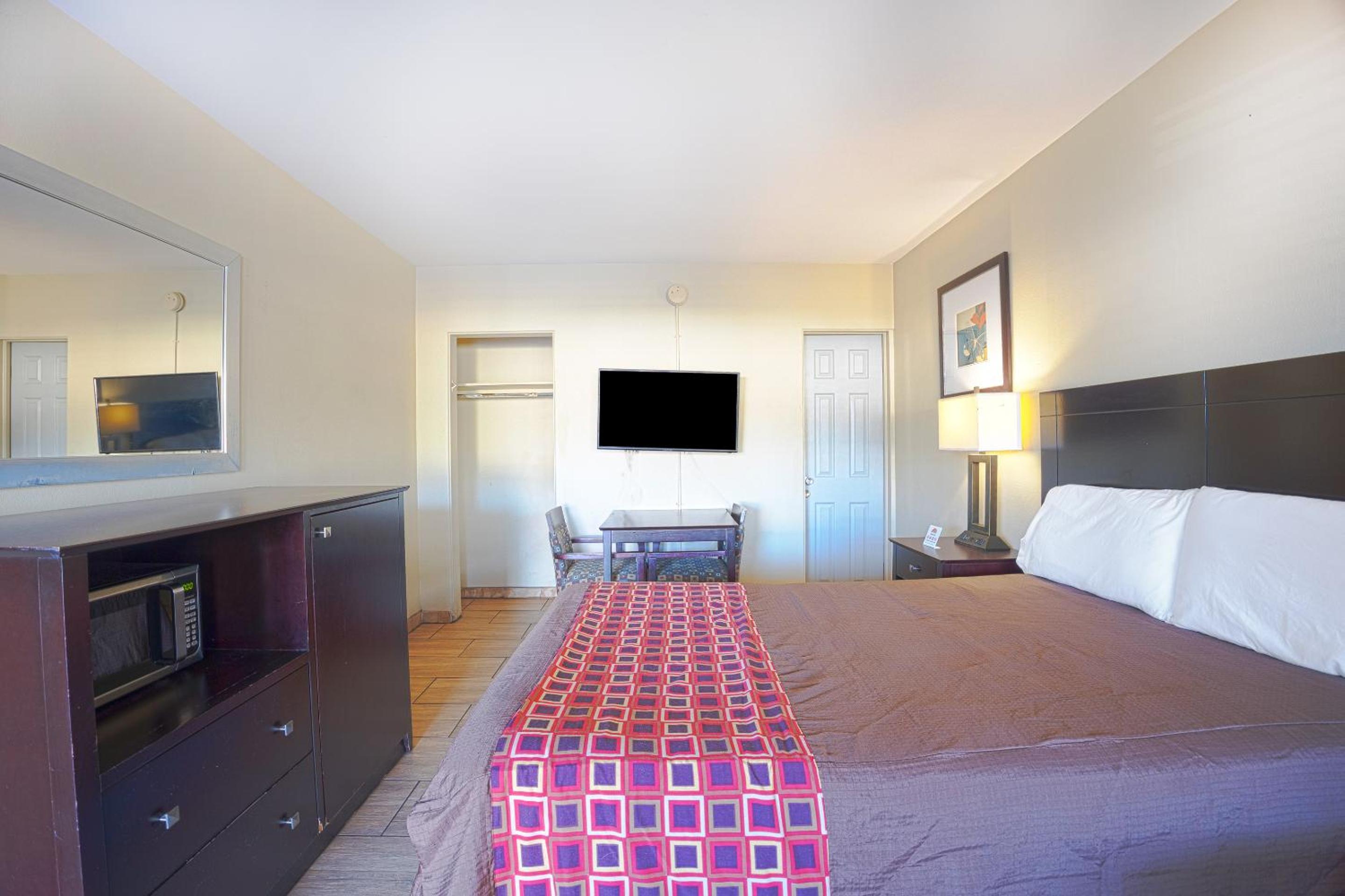 King Bed Accessible Non-Smoking photo 3