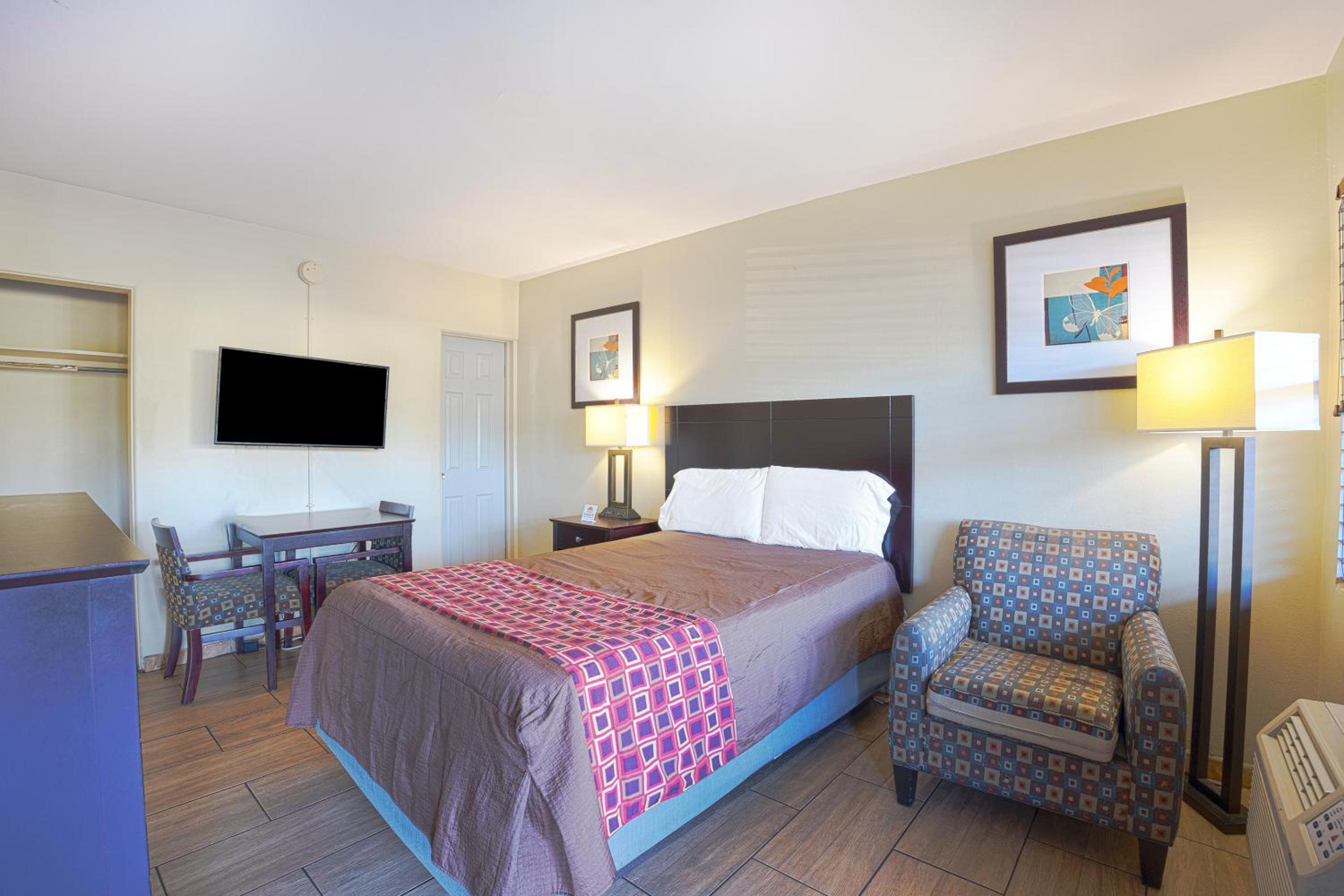King Bed Accessible Non-Smoking photo 1