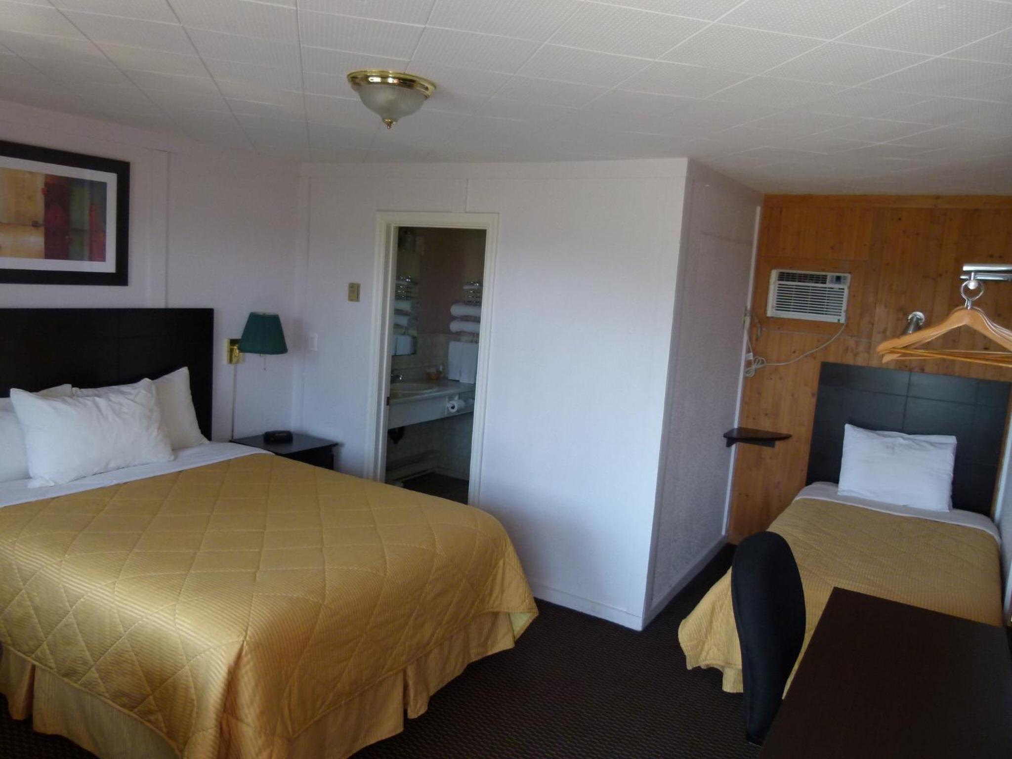 Queen and Twin Room  photo 1