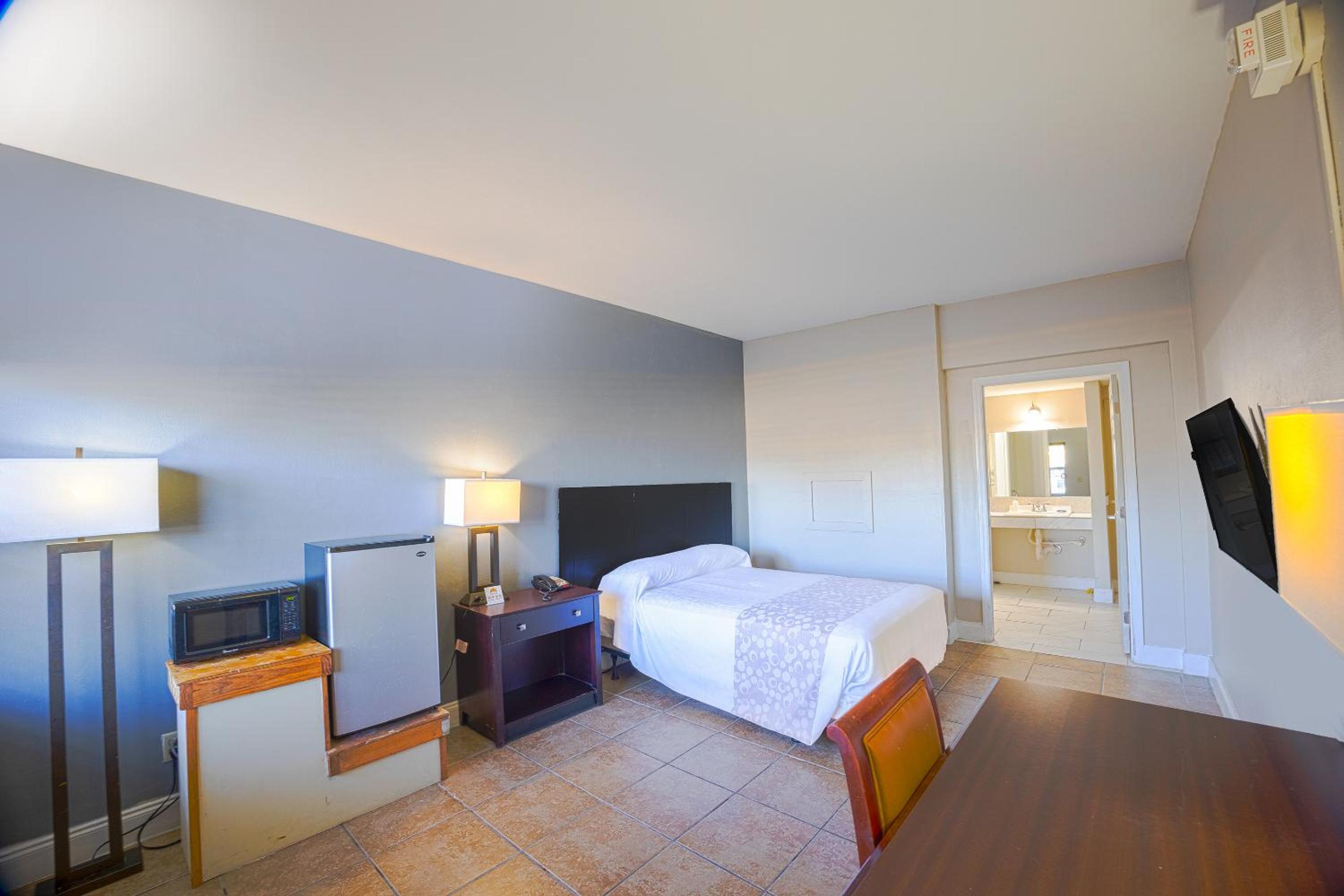 Full Bed Non-Smoking photo 3
