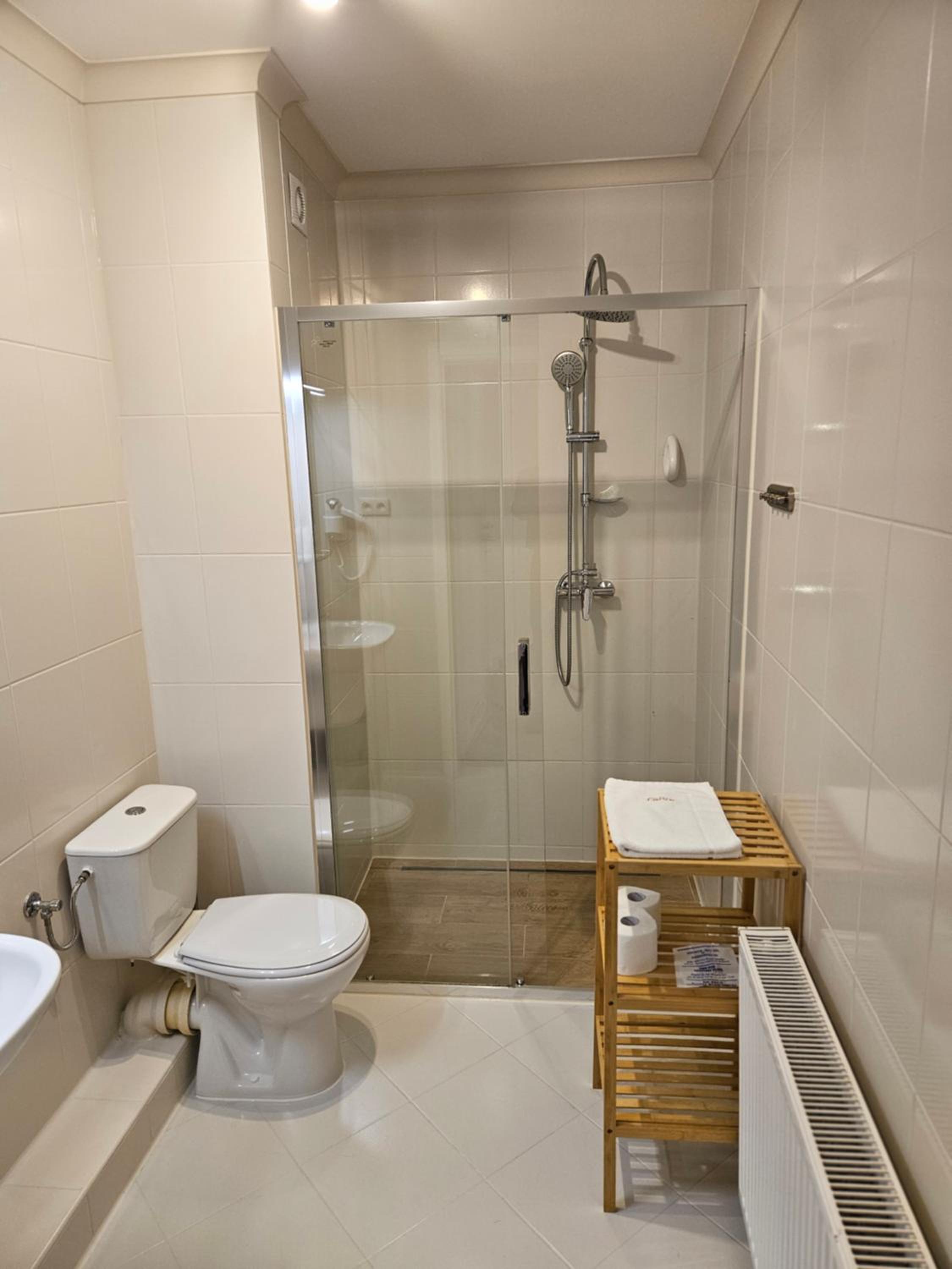 Deluxe Double Room with Shower - Photo 4