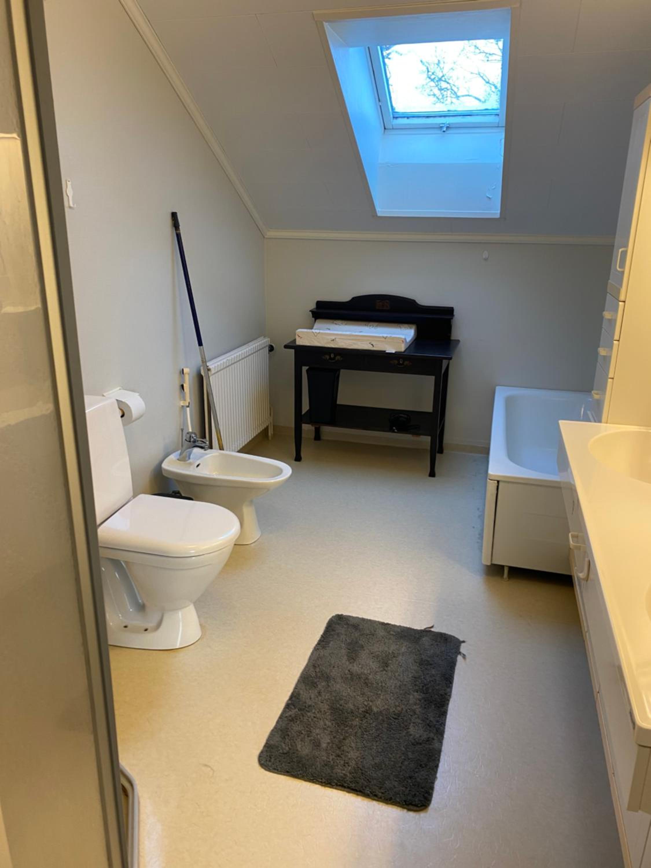 Family Room with Shared Bathroom photo 2