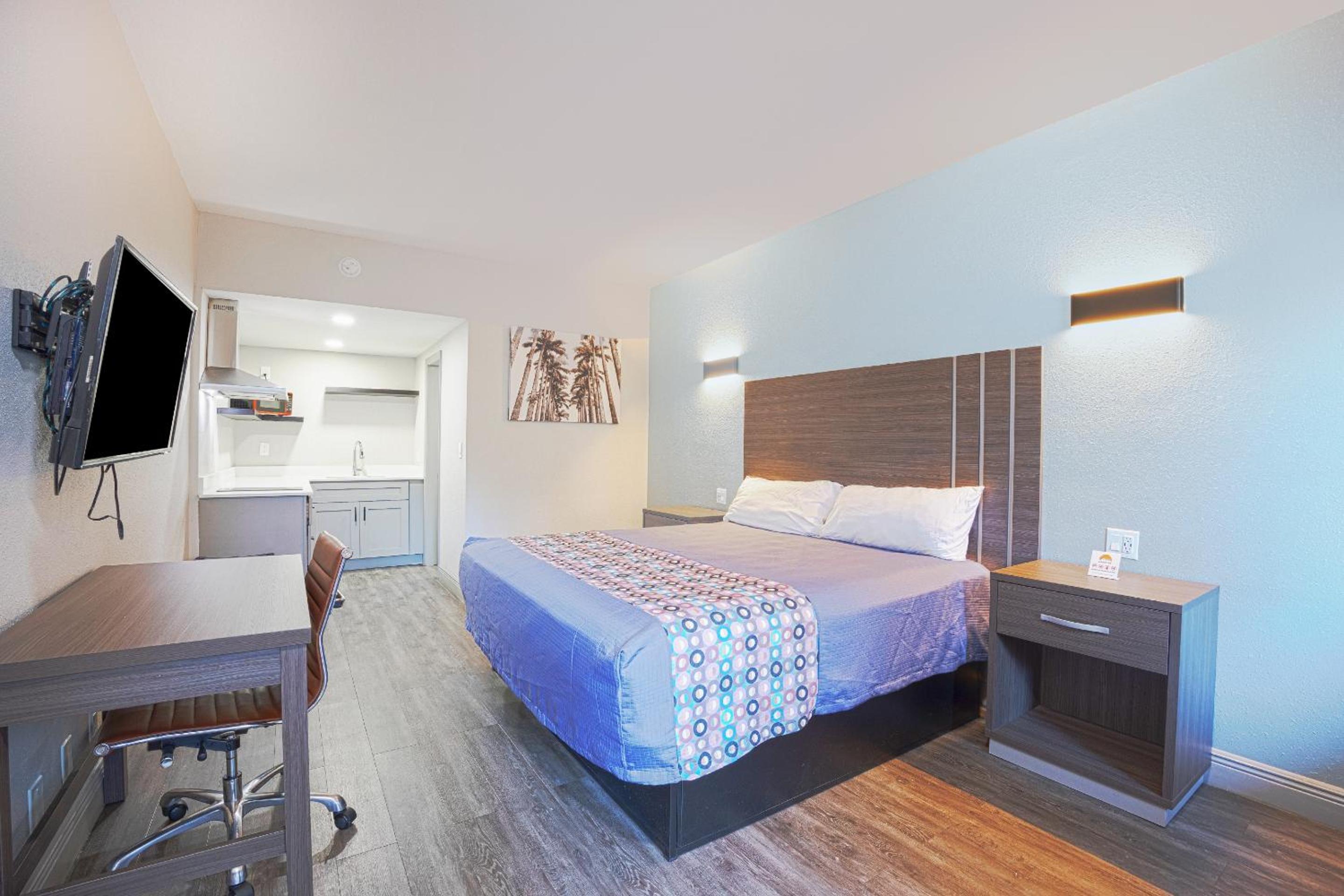 King Bed with Kitchenette Non-Smoking photo 3