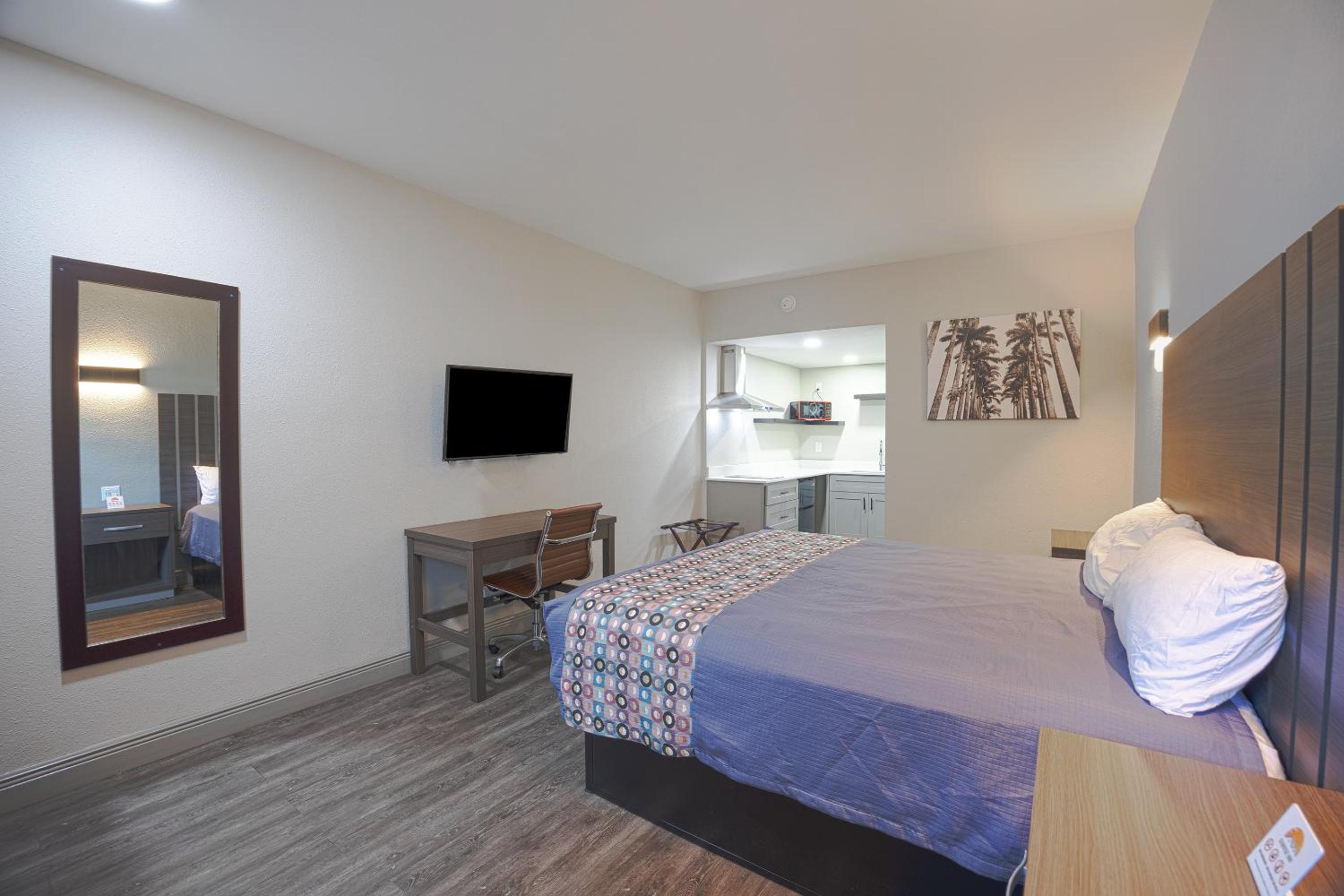 King Bed with Kitchenette Non-Smoking photo 2