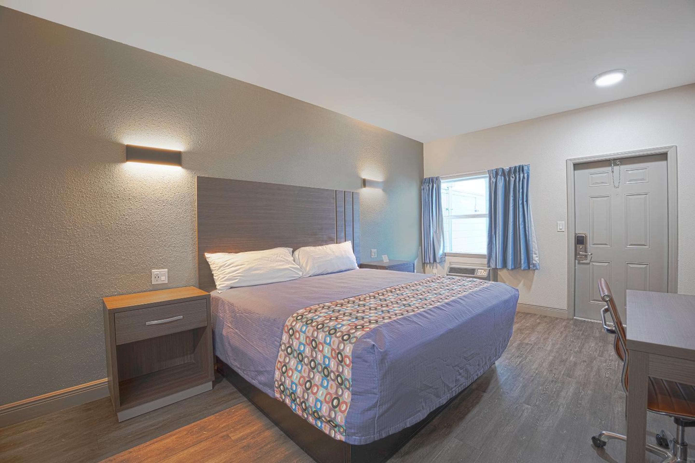 King Bed with Kitchenette Non-Smoking photo 1