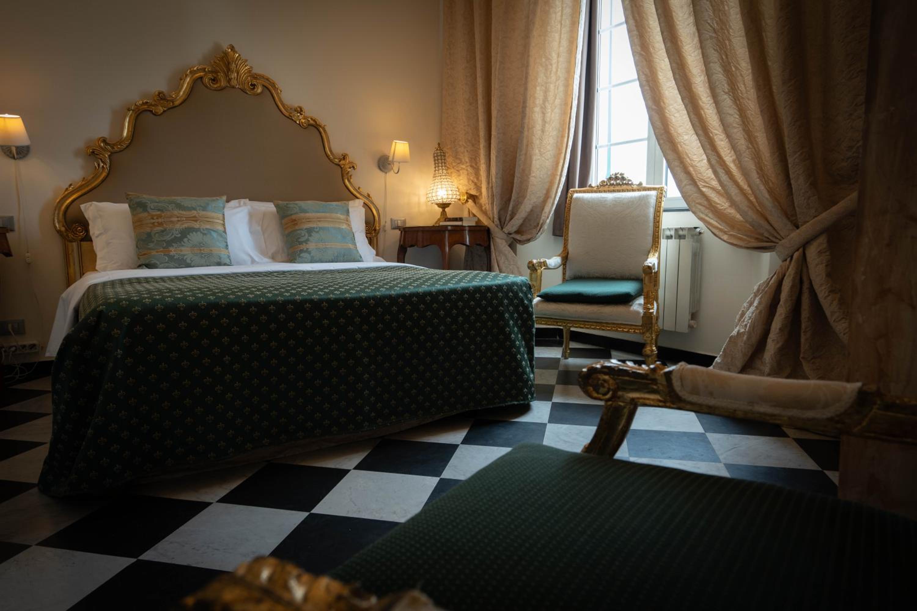 Suite - Photo 1
