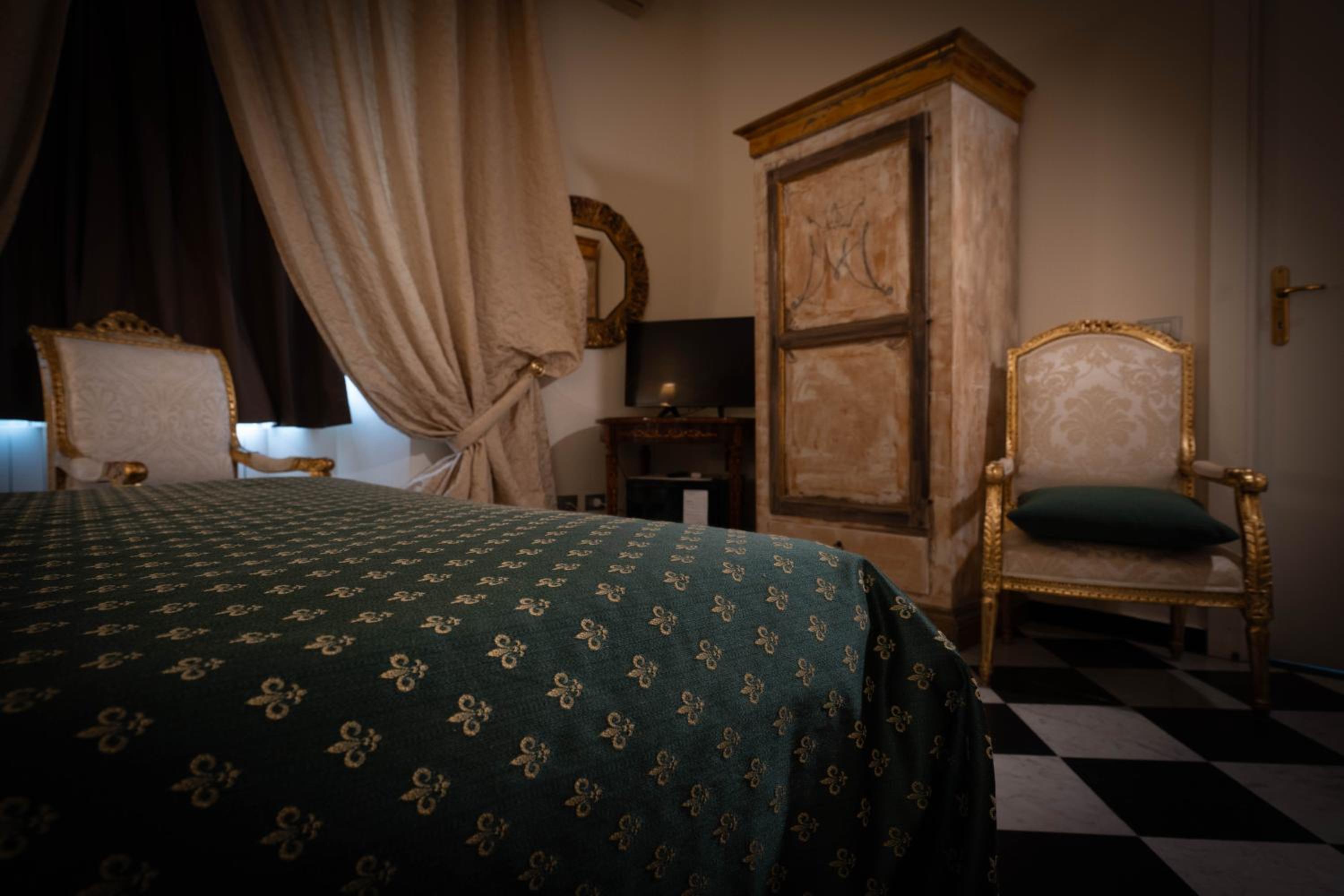 Suite - Photo 3