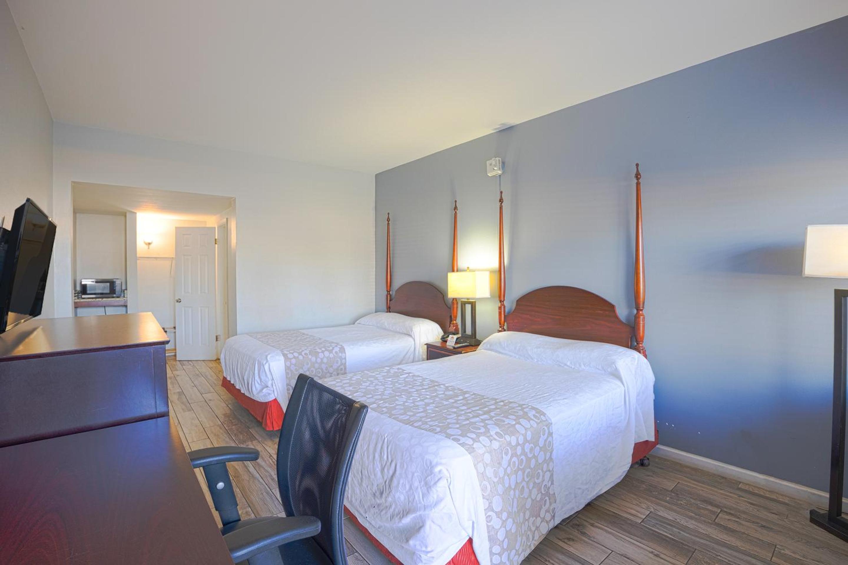 2 Full Bed  with kitchenette Non-Smoking photo 1