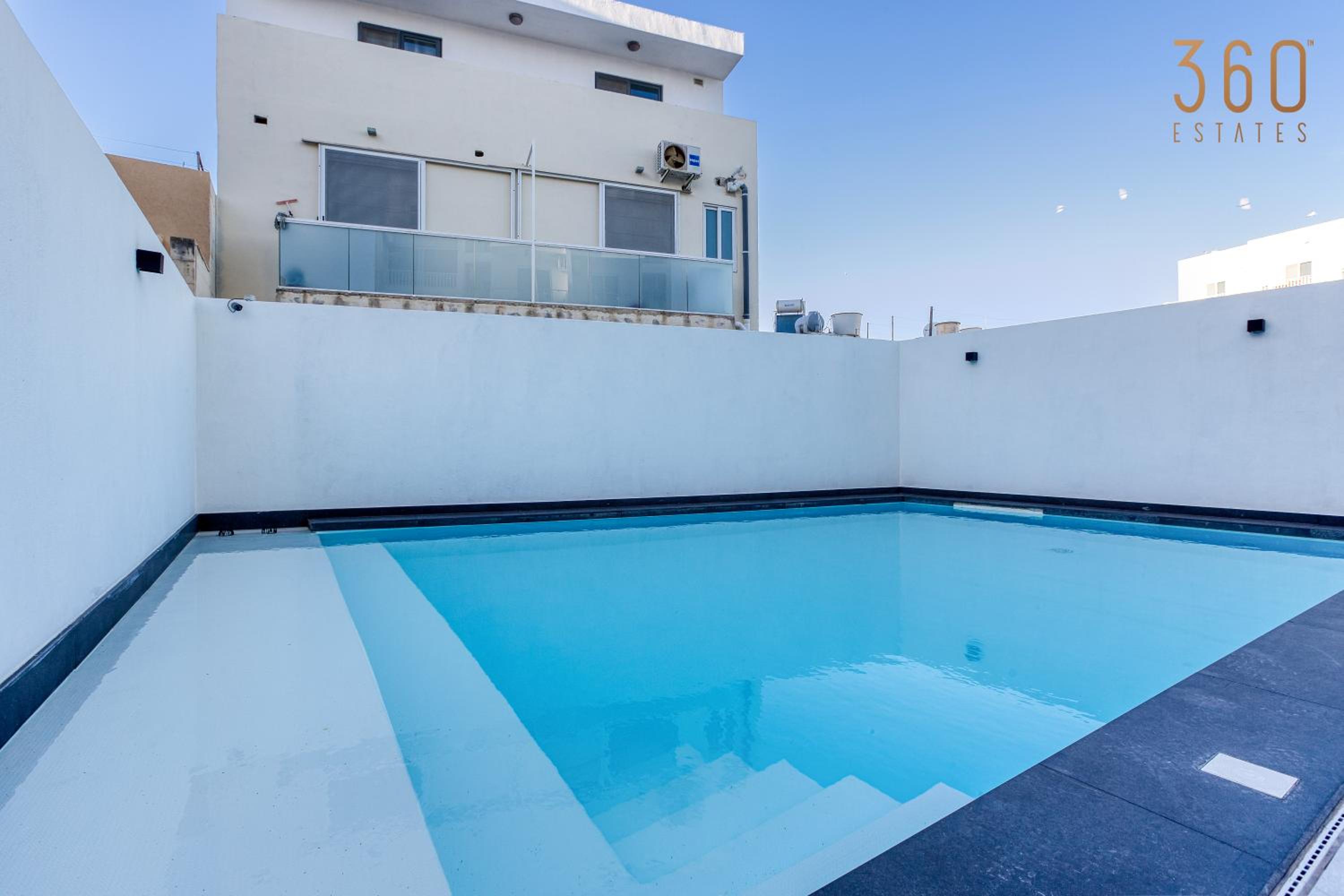 Apartment with Balcony photo 3