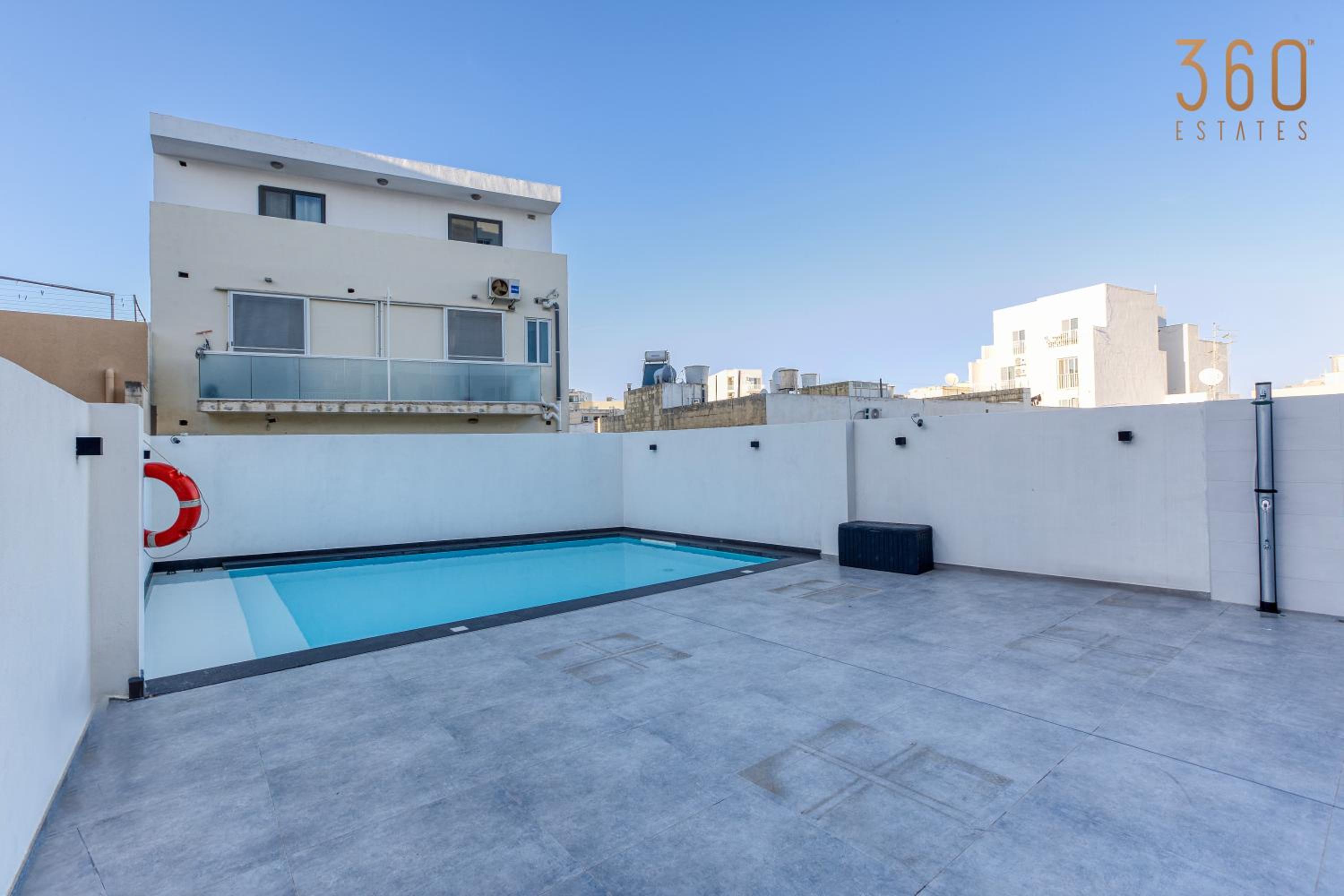 Apartment with Balcony photo 3