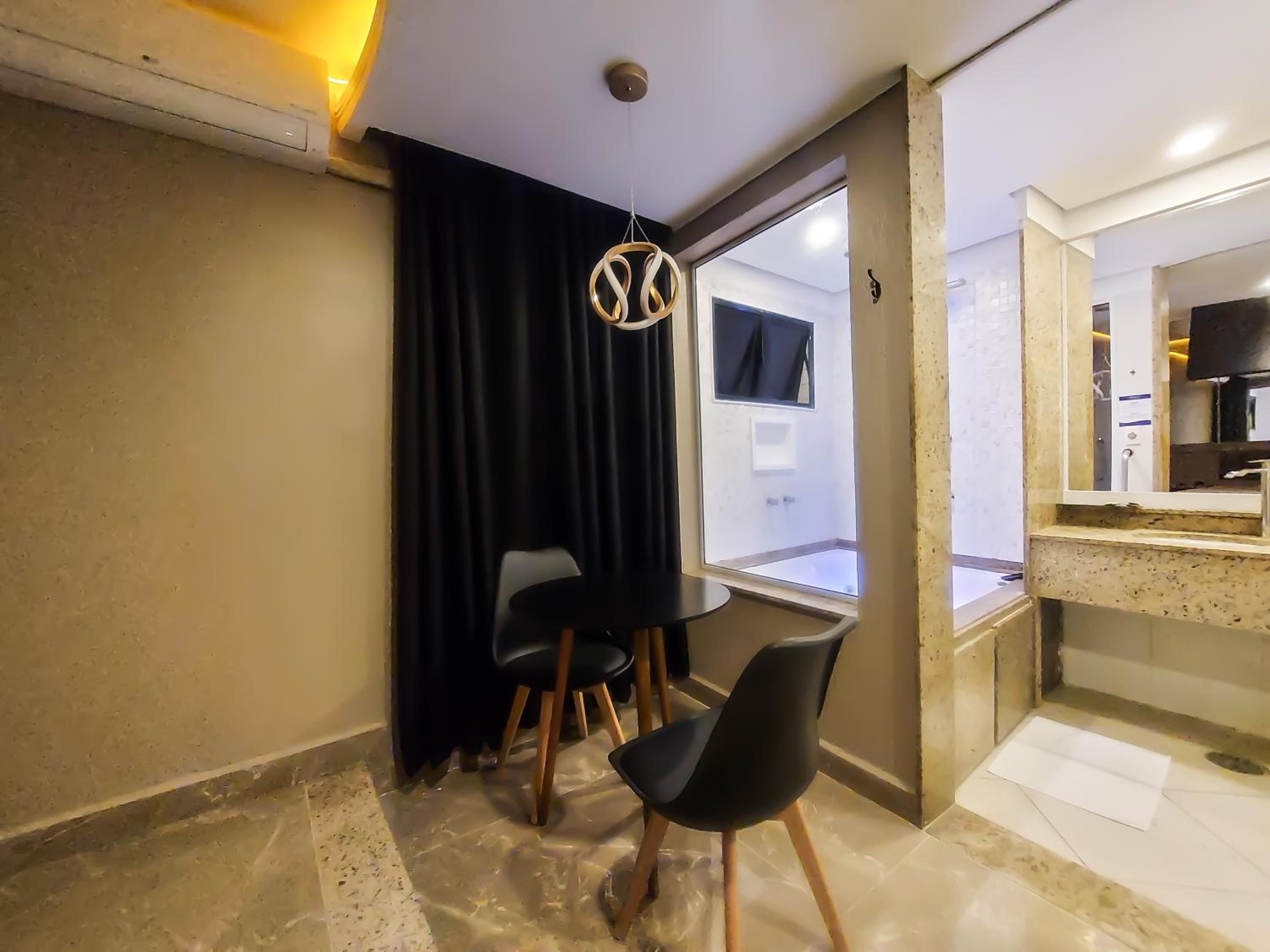 Queen Suite with Spa Bath - Photo 14