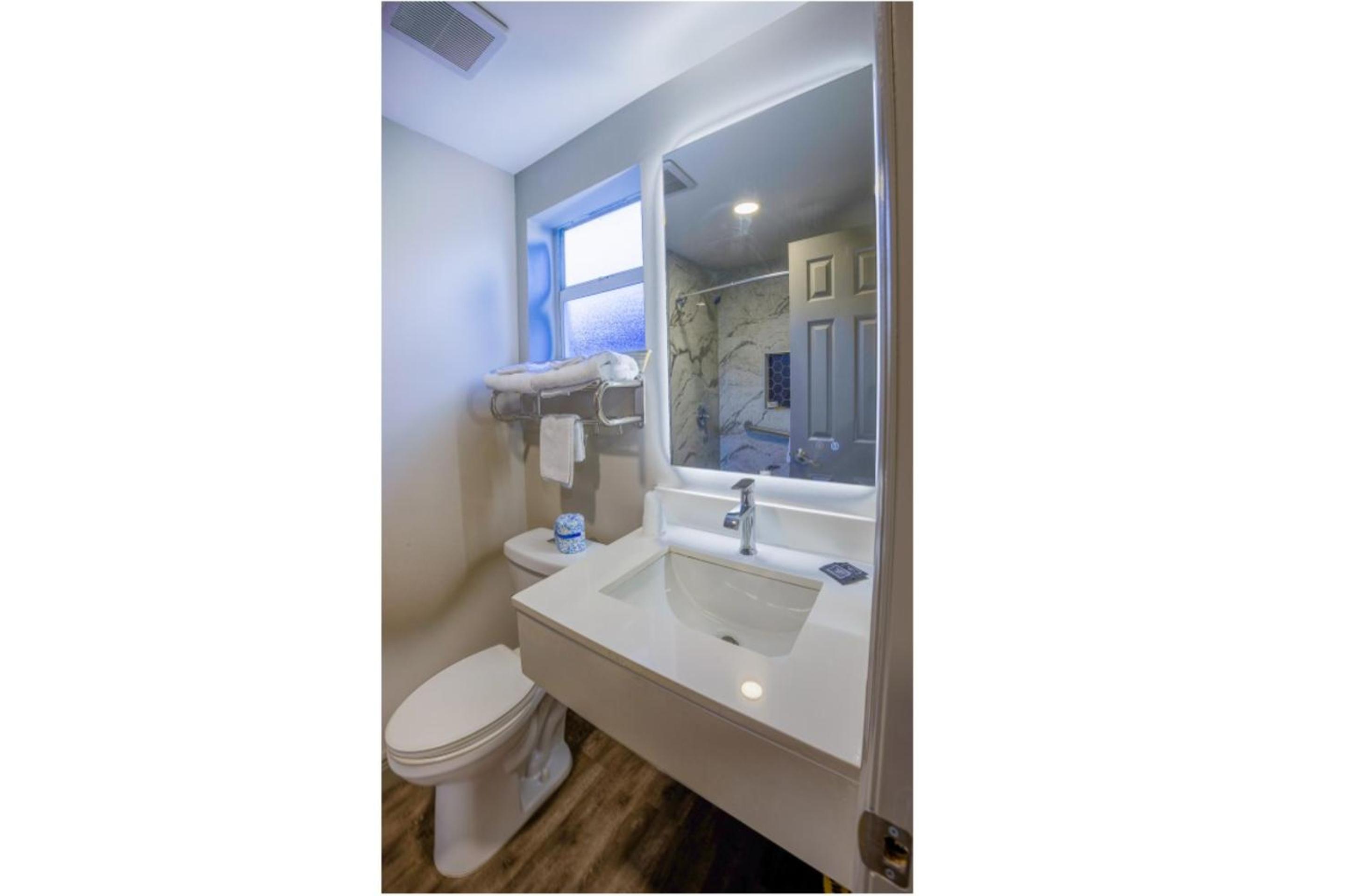 2 Full Bed Accessible photo 3