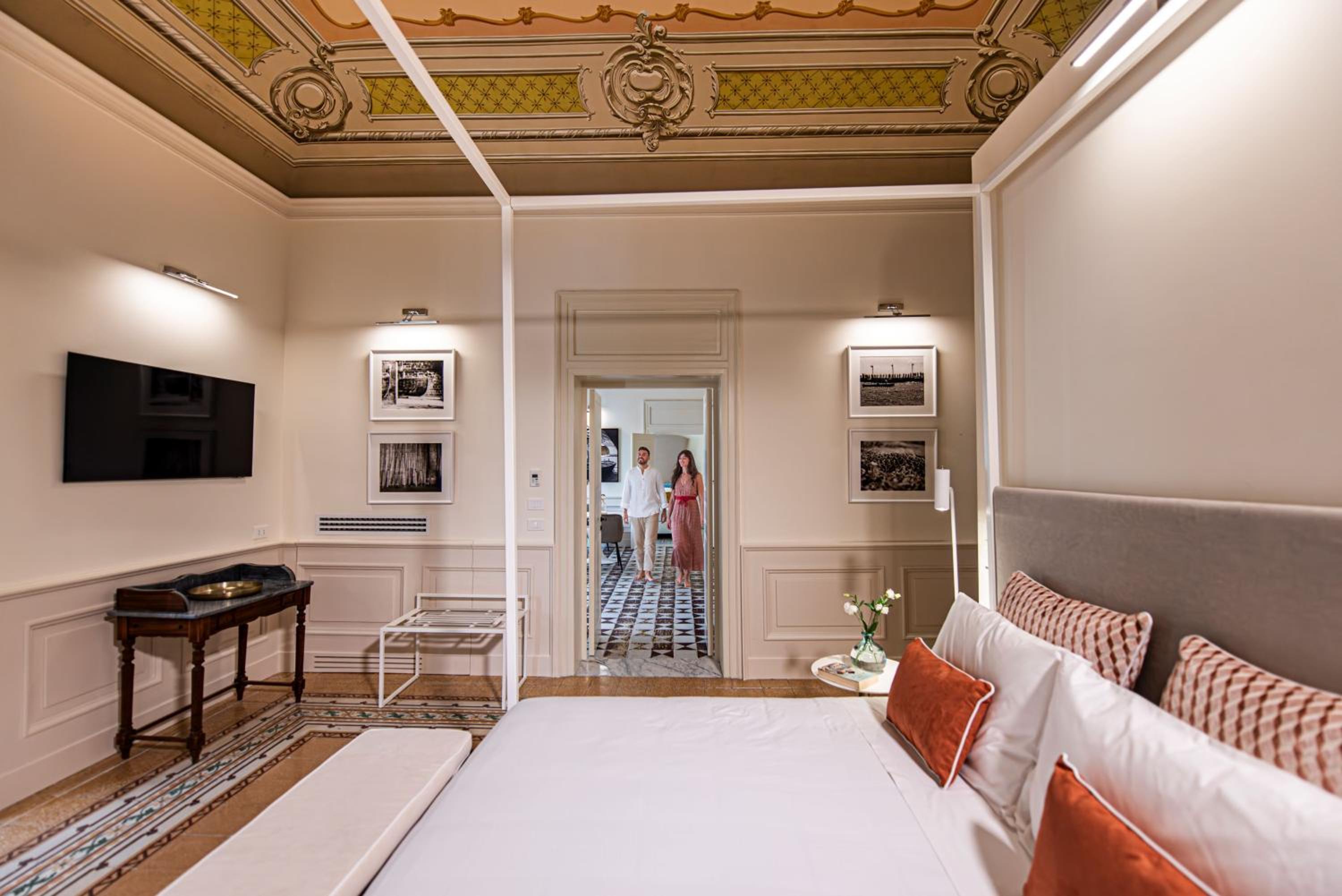 Executive Suite - Photo 10