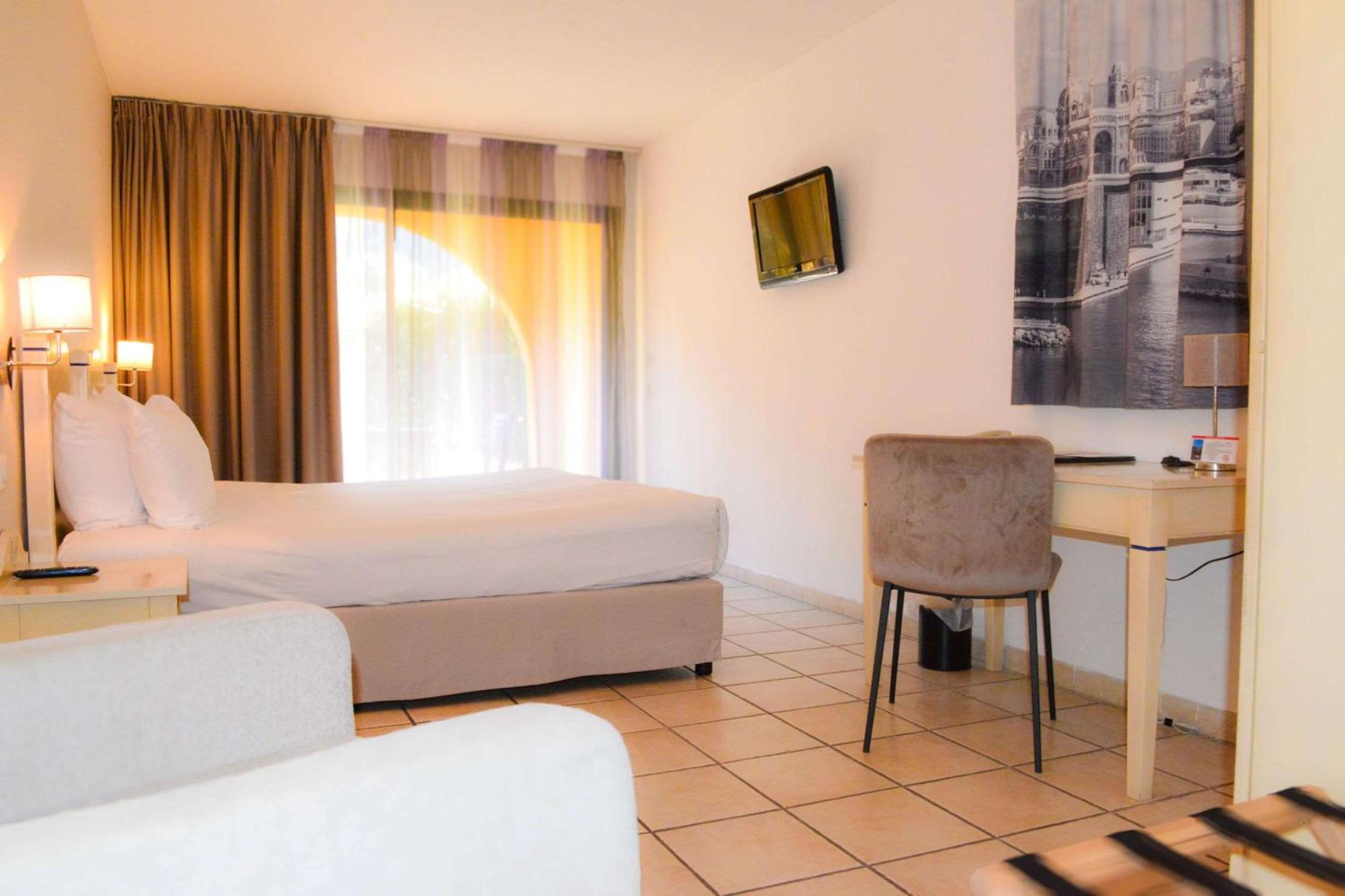 Comfort Queen Room - Photo 10
