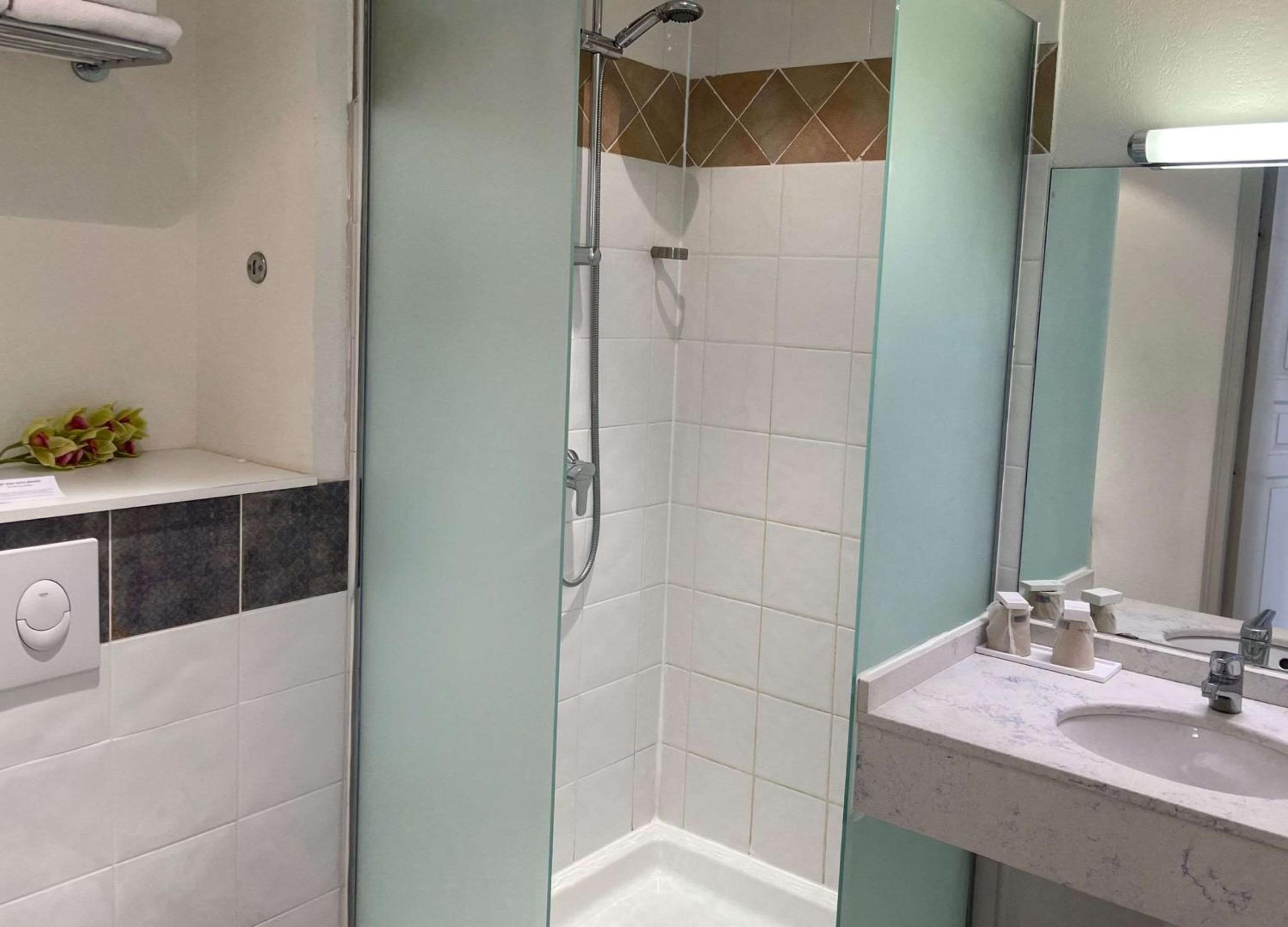 Comfort Queen Room - Photo 7