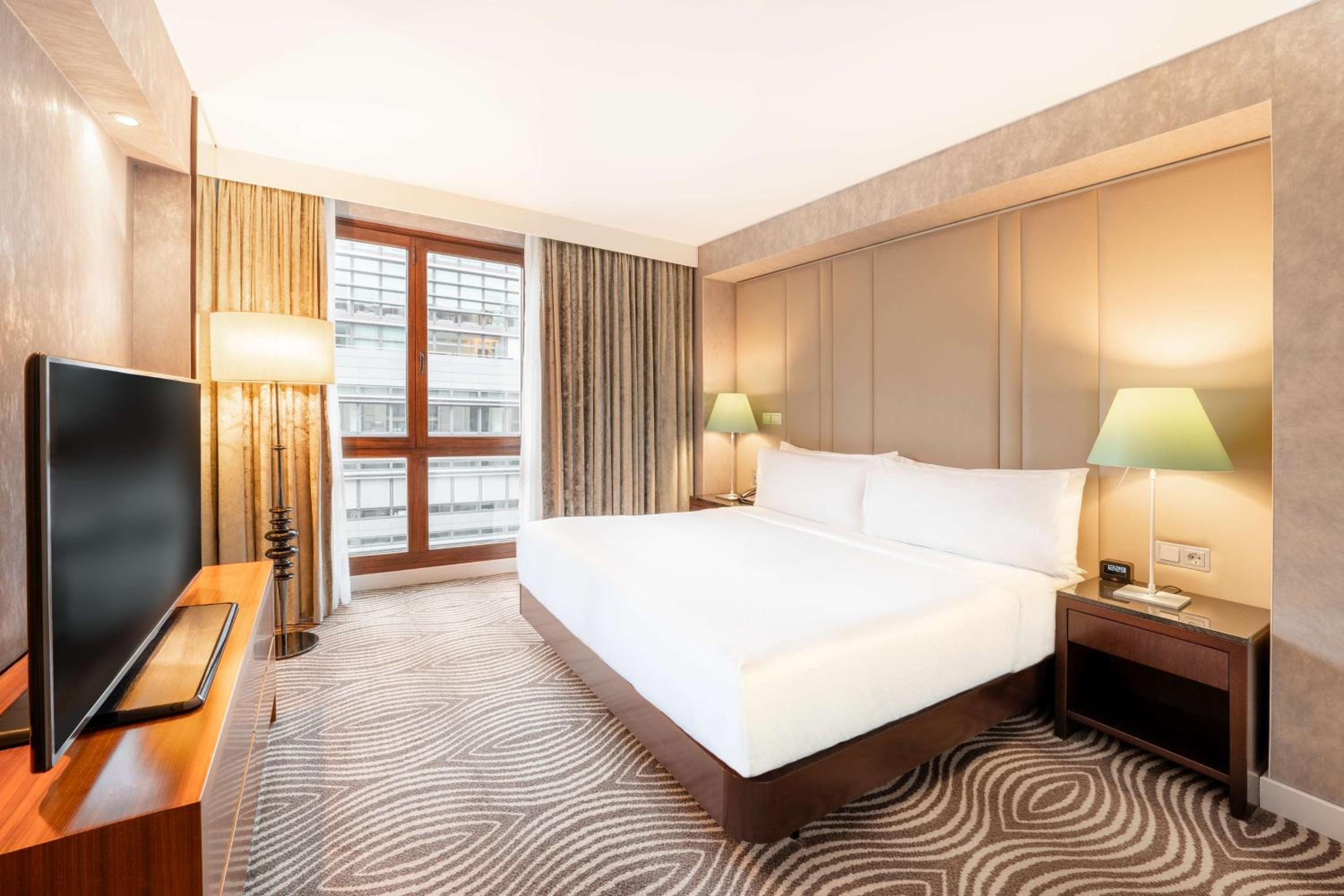 One-Bedroom Corner Suite with Lounge Access