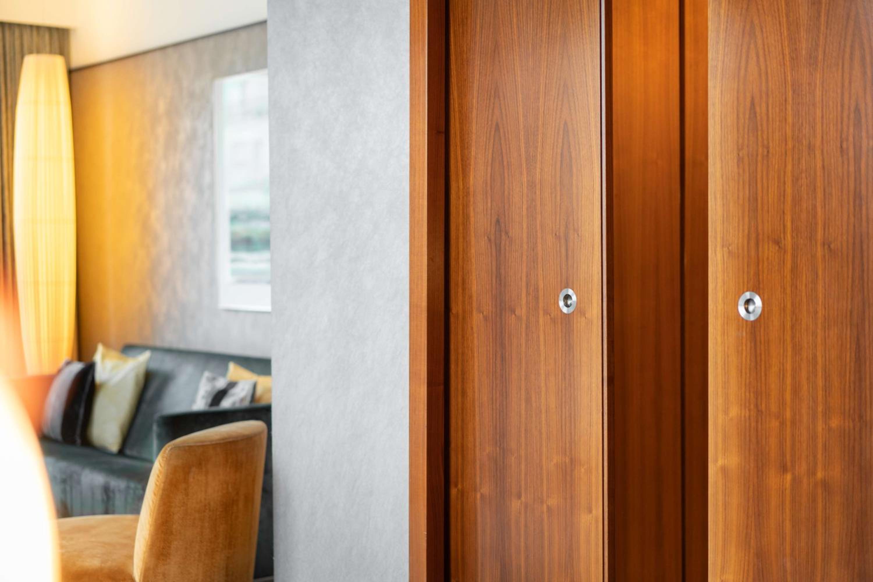 One-Bedroom Corner Suite with Lounge Access thumbnail 6