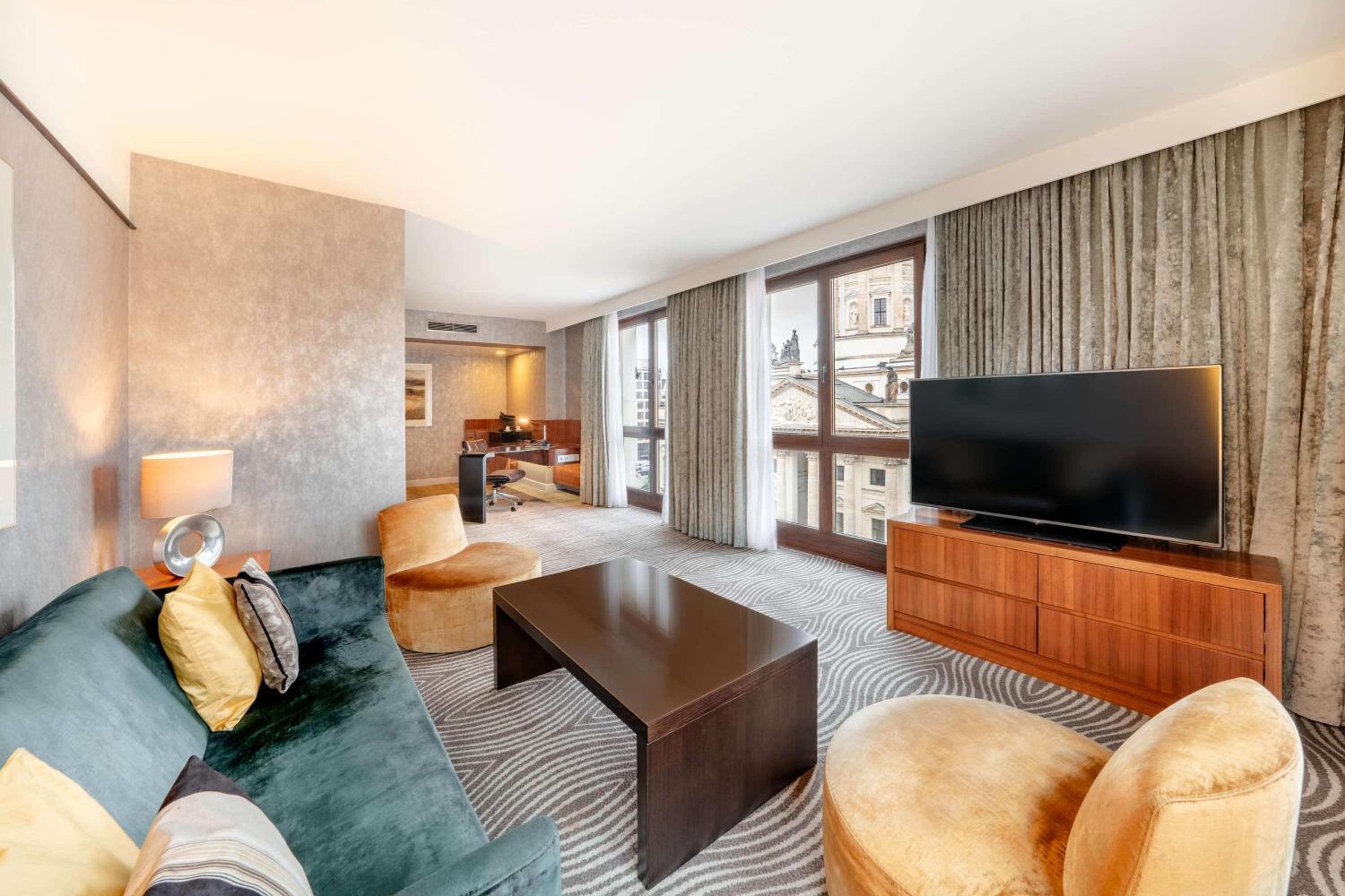 One-Bedroom Corner Suite with Lounge Access thumbnail 5