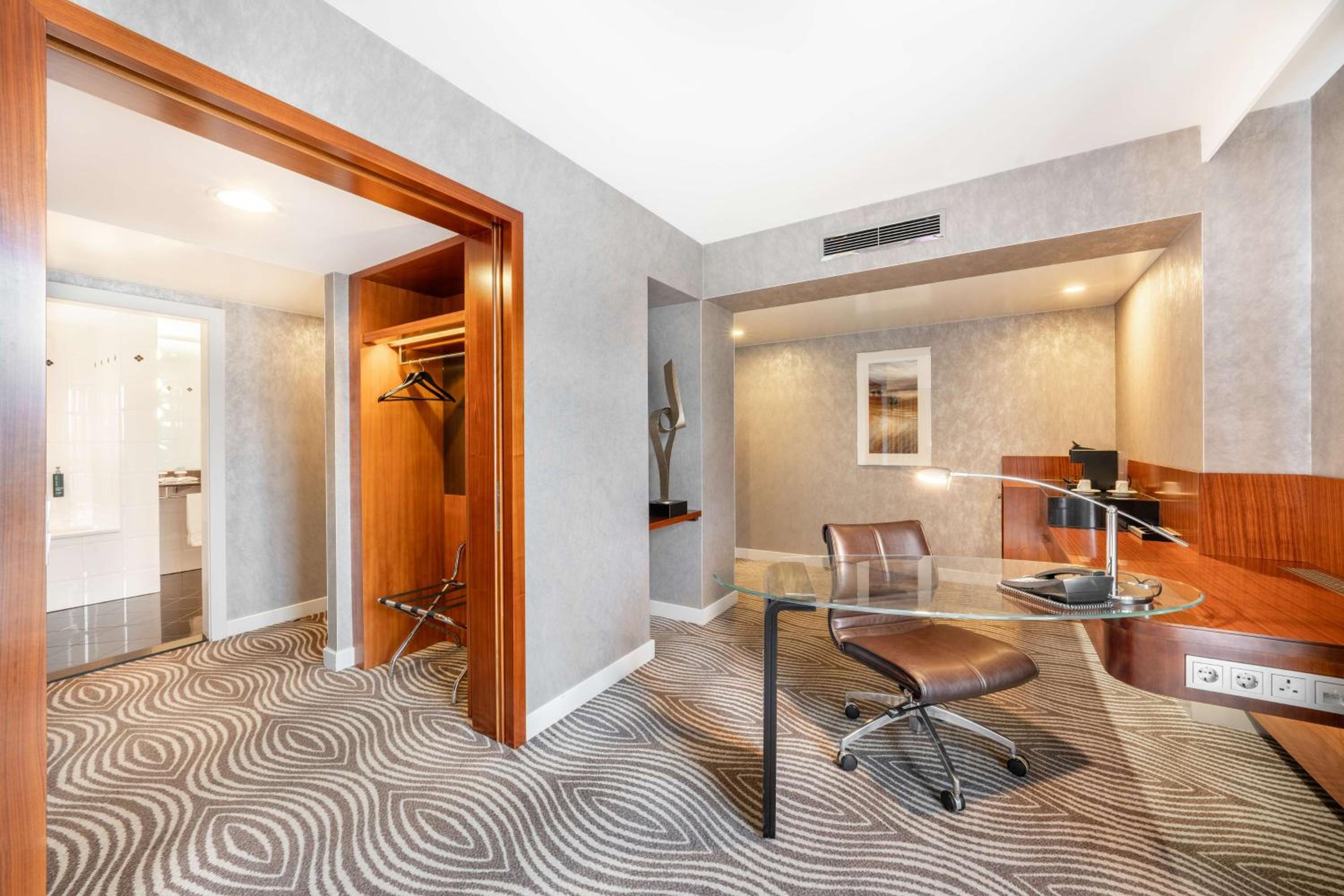 One-Bedroom Corner Suite with Lounge Access