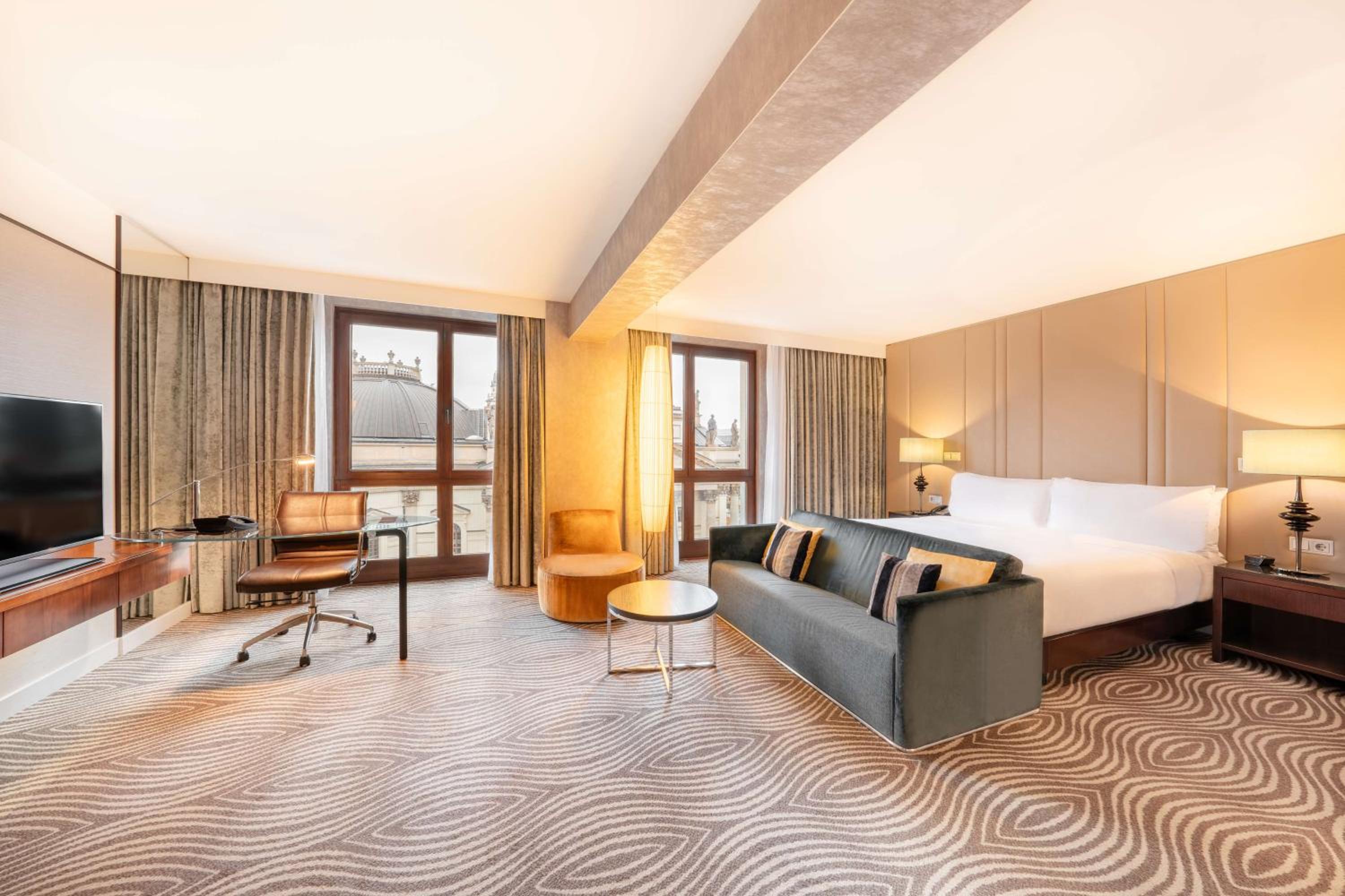 Junior King Suite with Dome View thumbnail 5