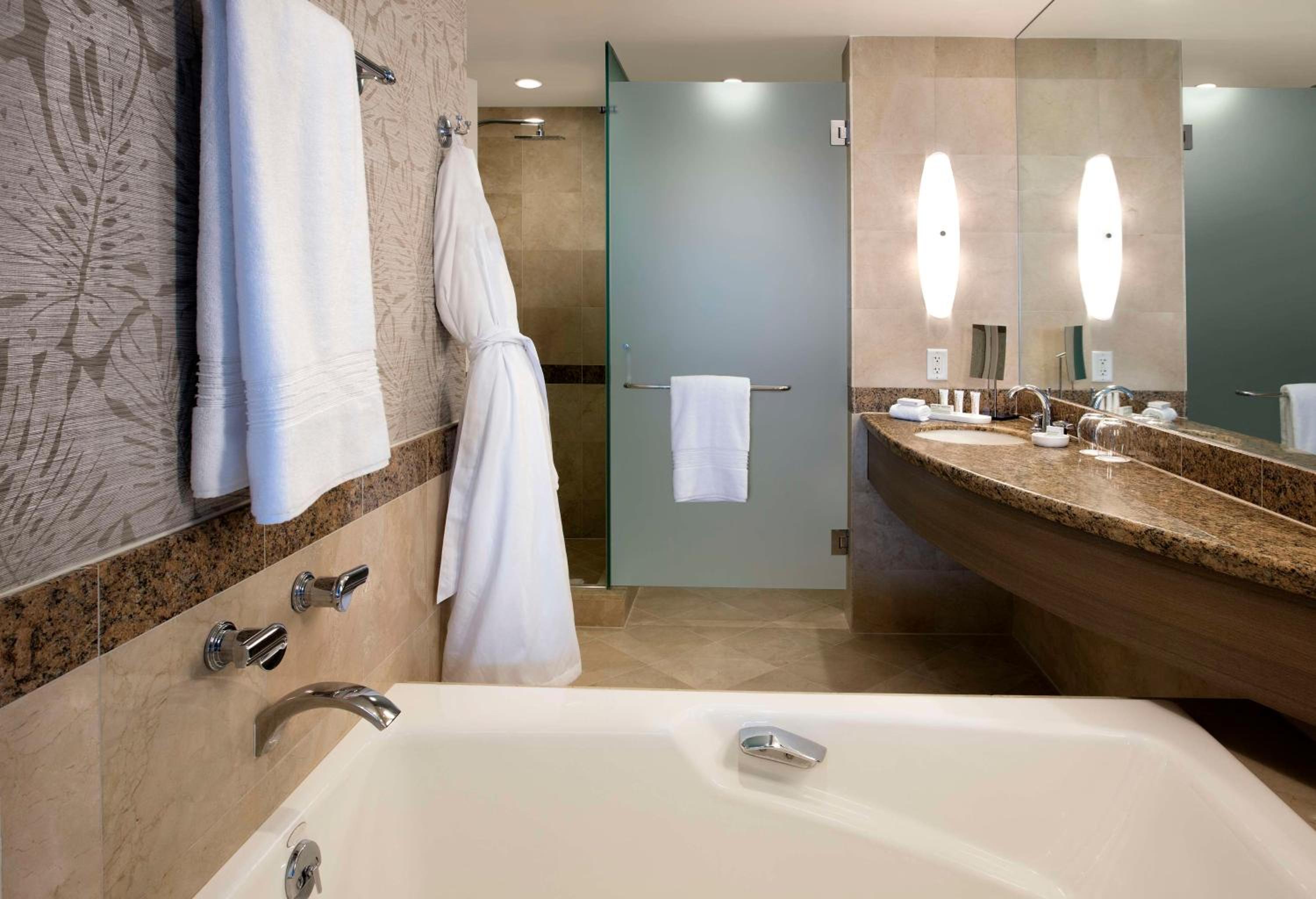 Room with Two Double Beds and Ocean Front Balcony - High Floor - Photo 5
