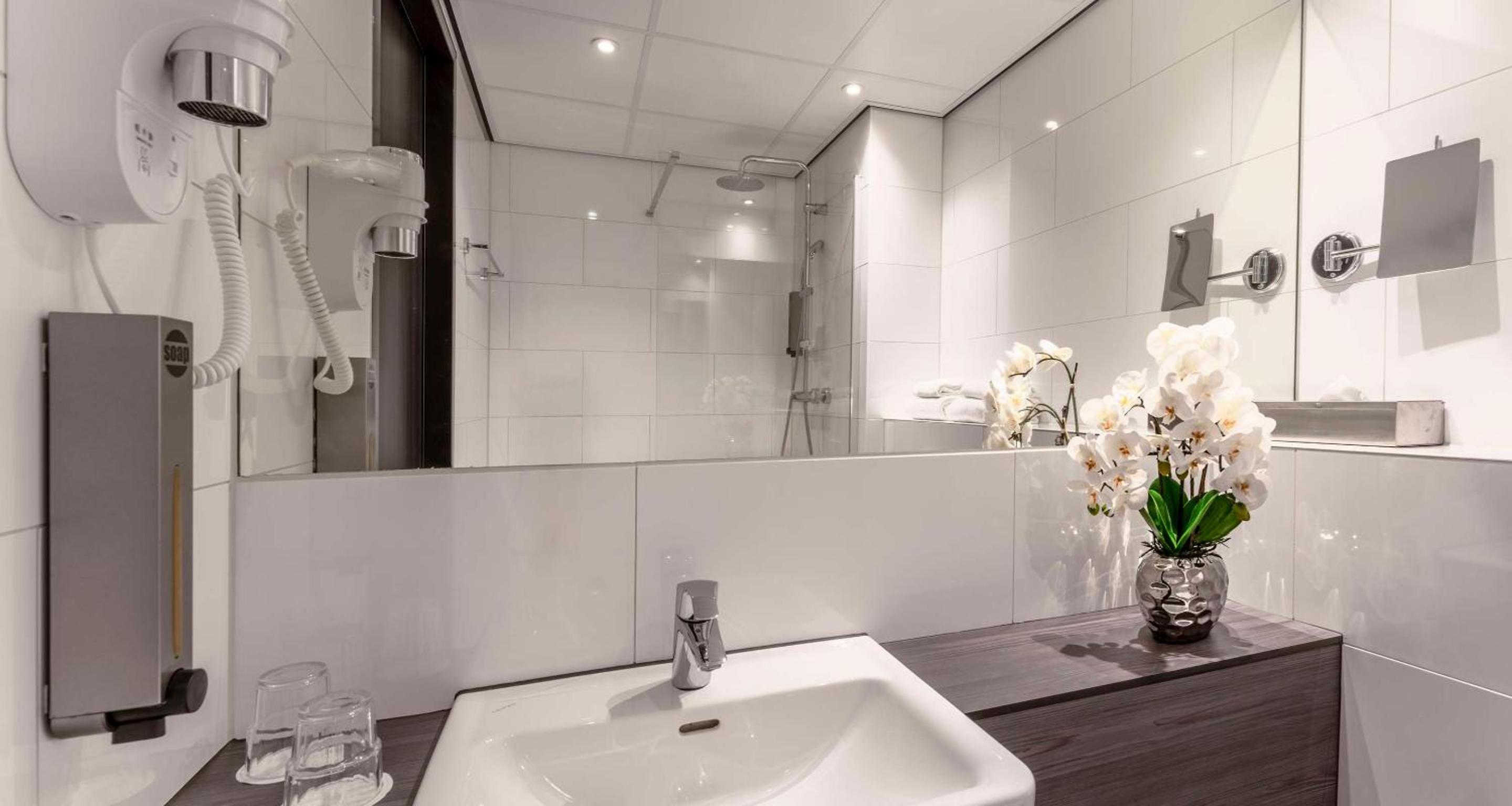 Comfort Twin Room with Kitchenette - Photo 4