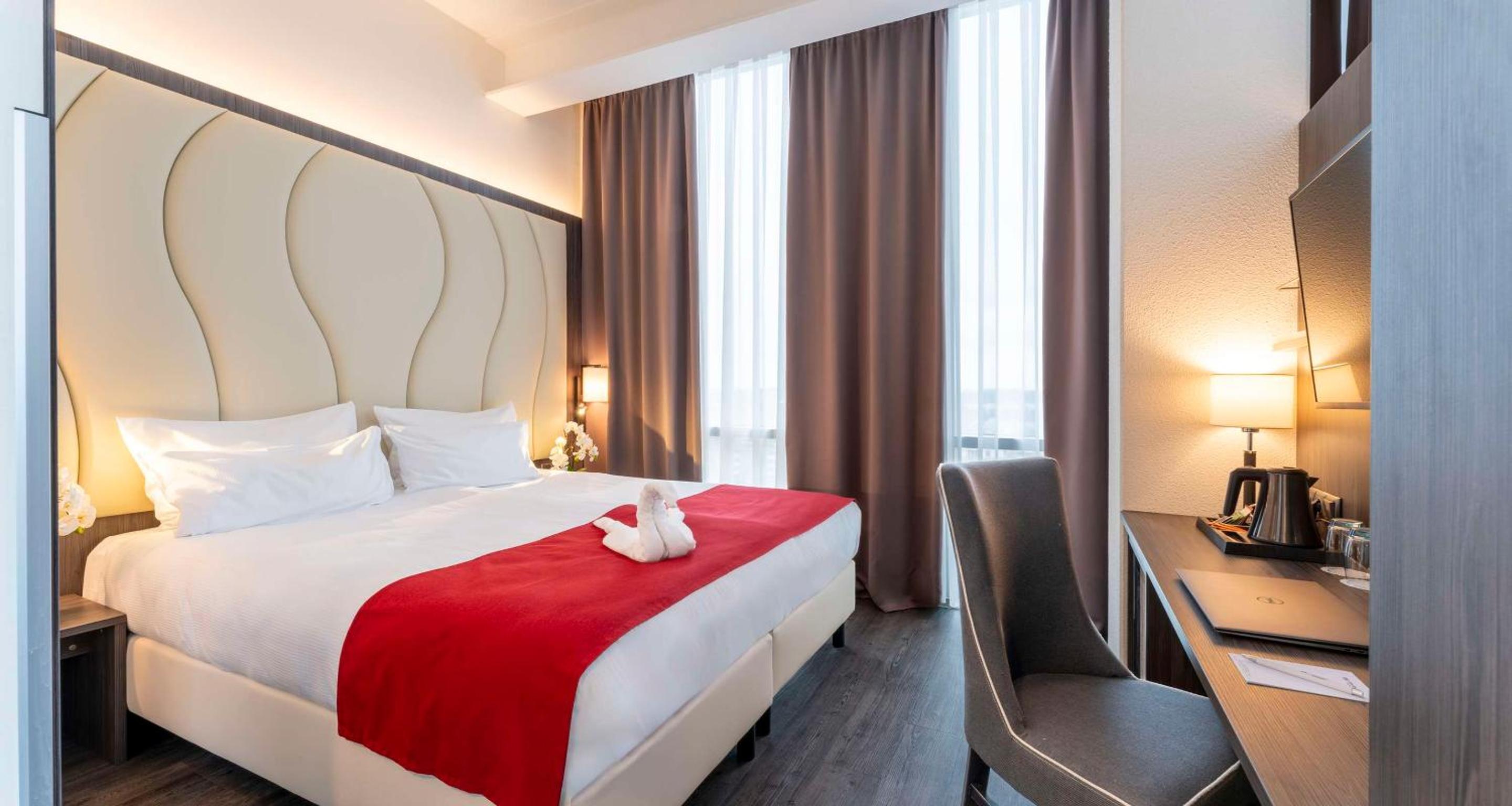 Double Room with Two Single Beds - Photo 3