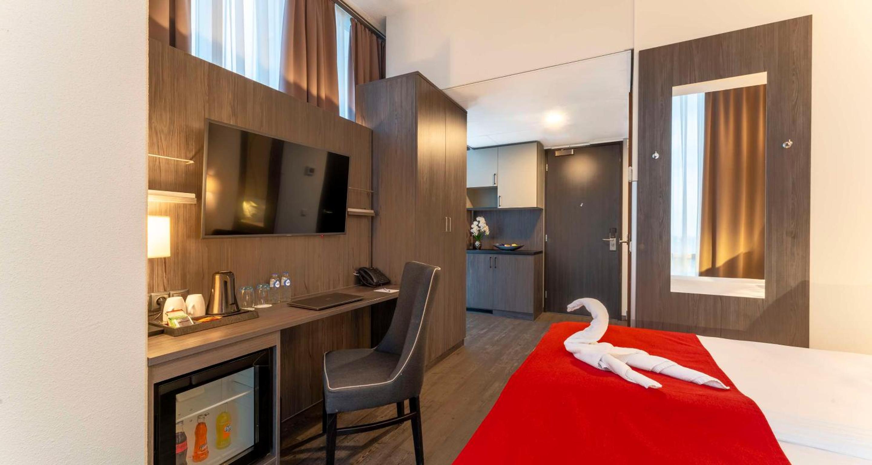 Double Room with Two Single Beds - Photo 2