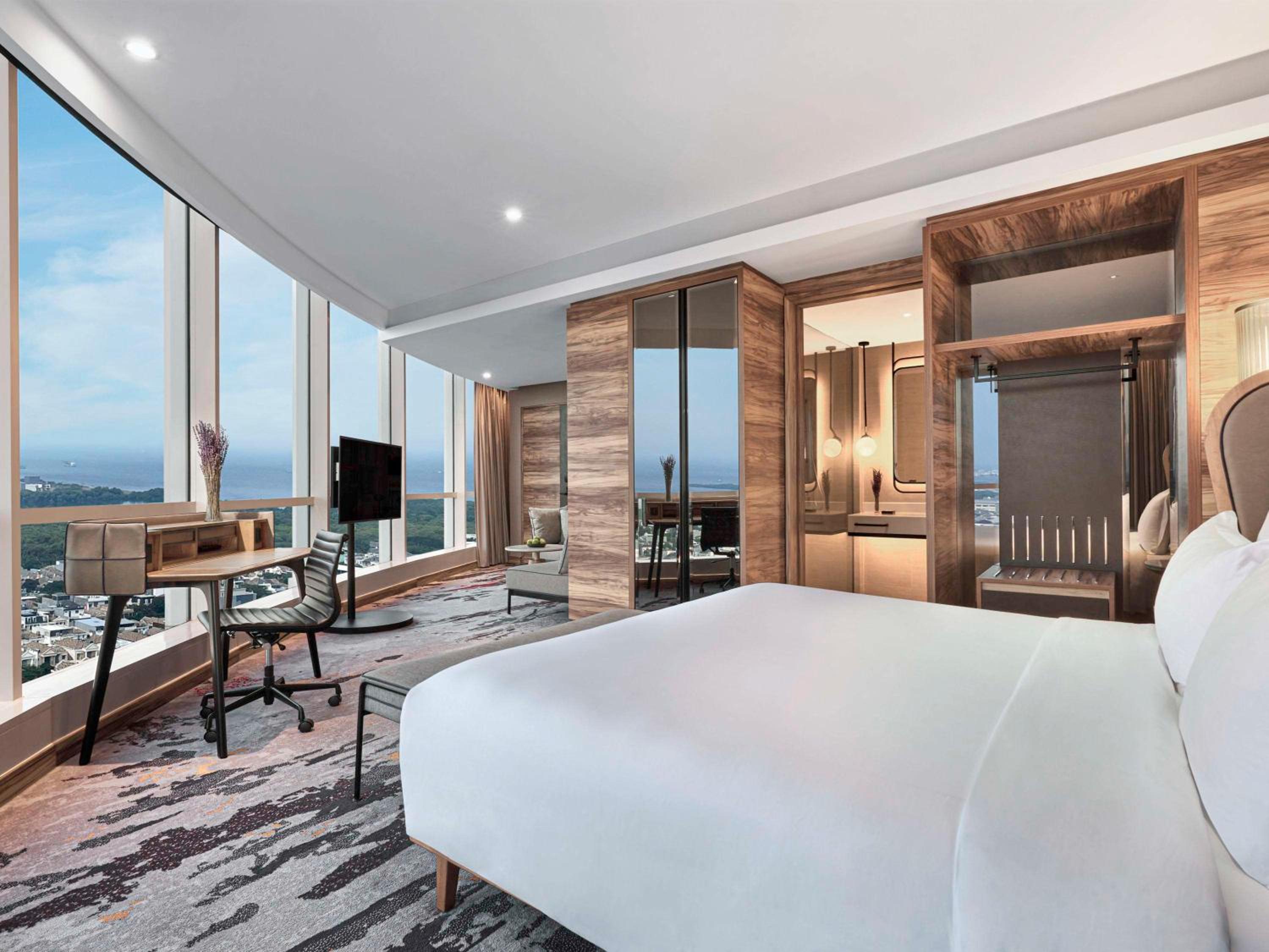 Swiss Signature King Room with Bay View