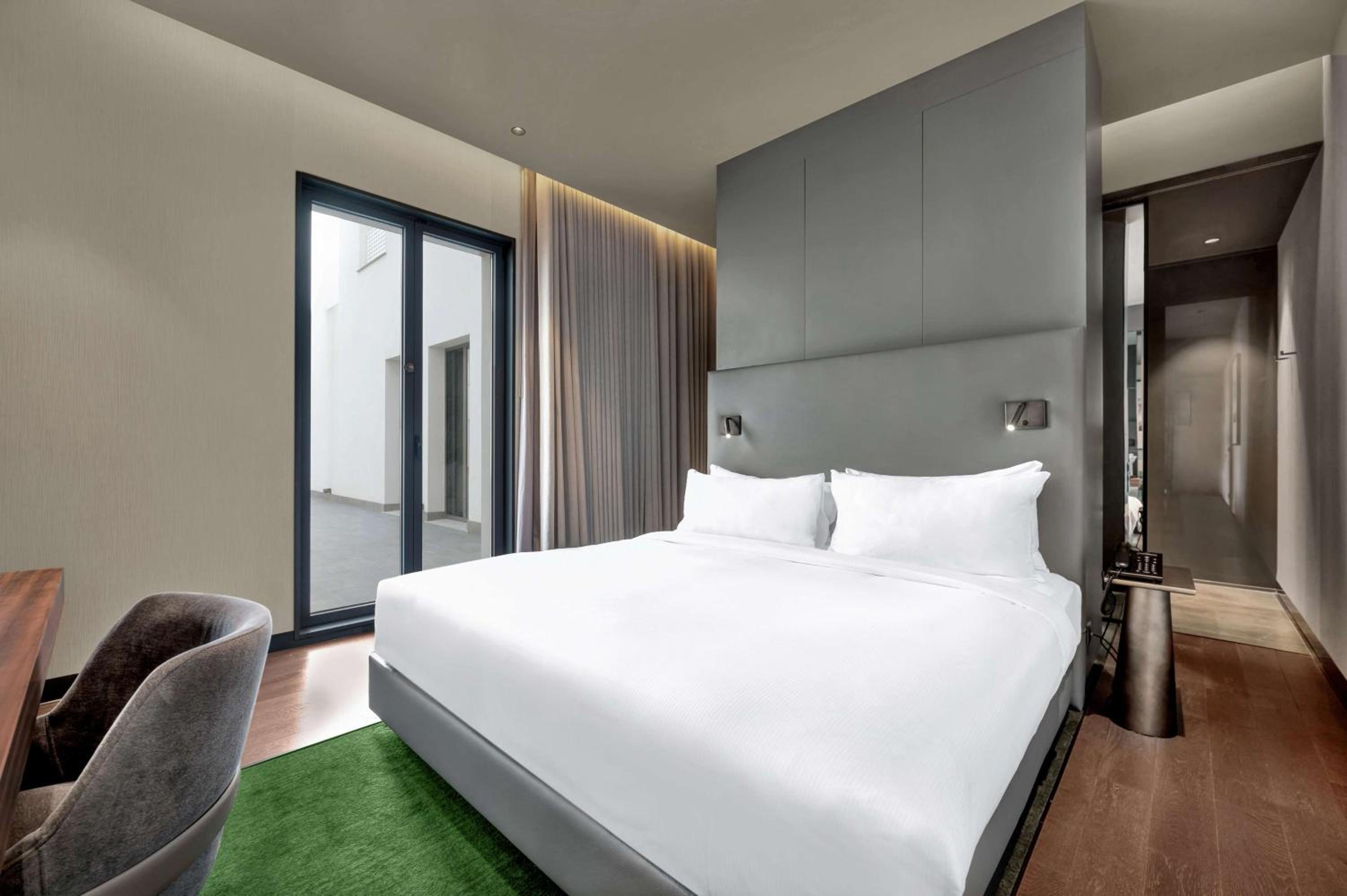 One-Bedroom King Suite - Photo 6