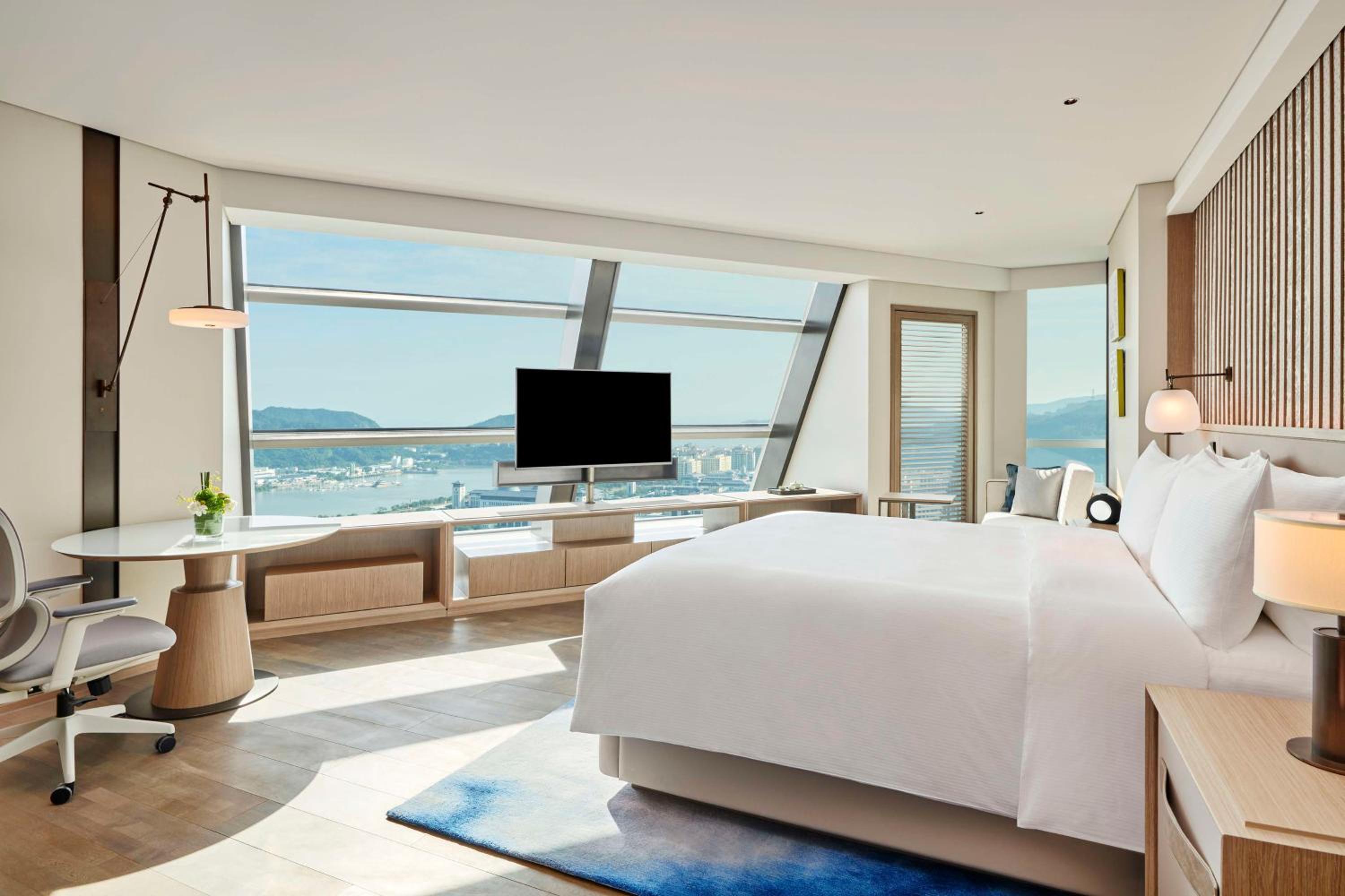 Deluxe King Room - Photo 1