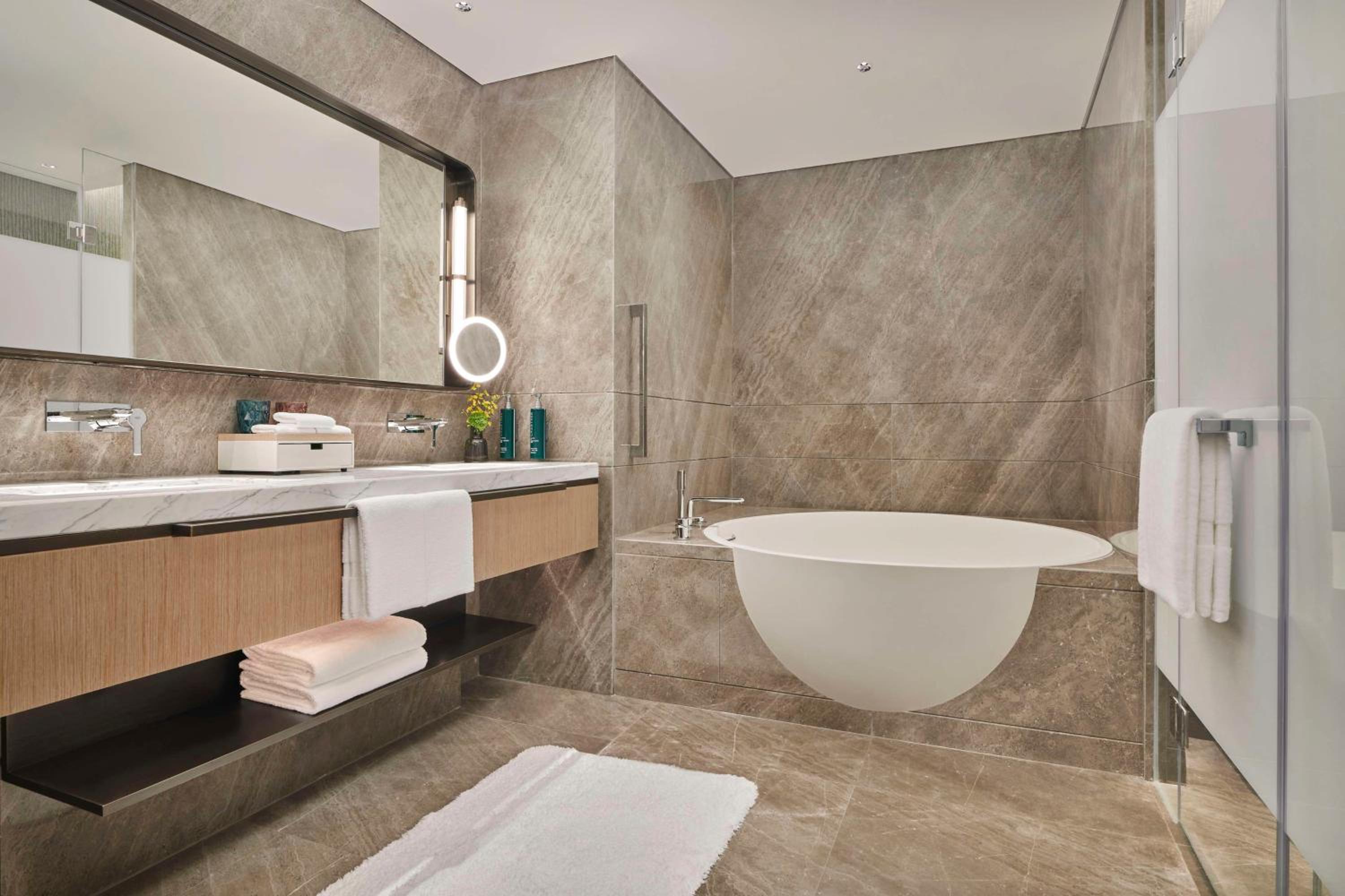 Deluxe King Suite - Photo 3