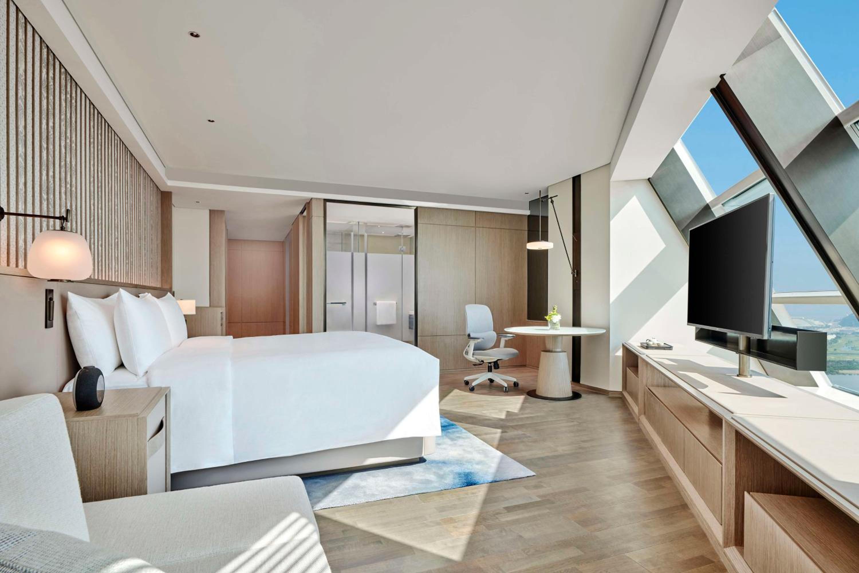 Deluxe King Room - Photo 2